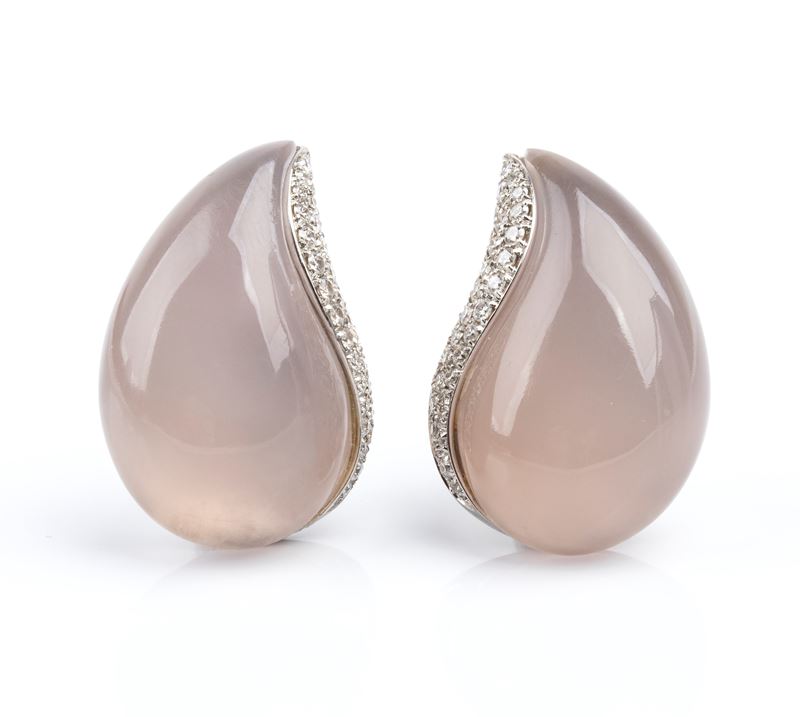 Orecchini in oro, goccia con calcedonio cabochon e diamanti