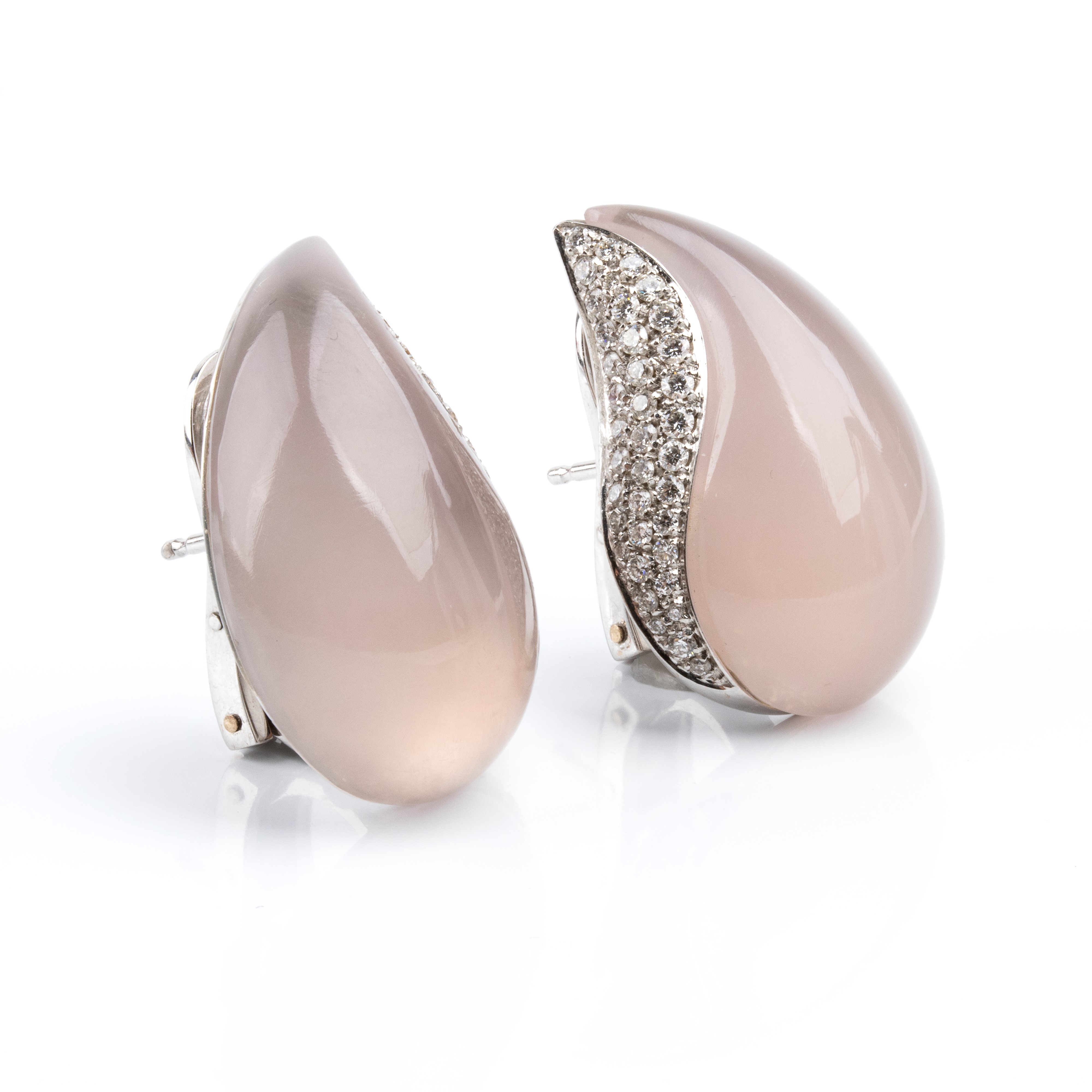 Orecchini in oro, goccia con calcedonio cabochon e diamanti