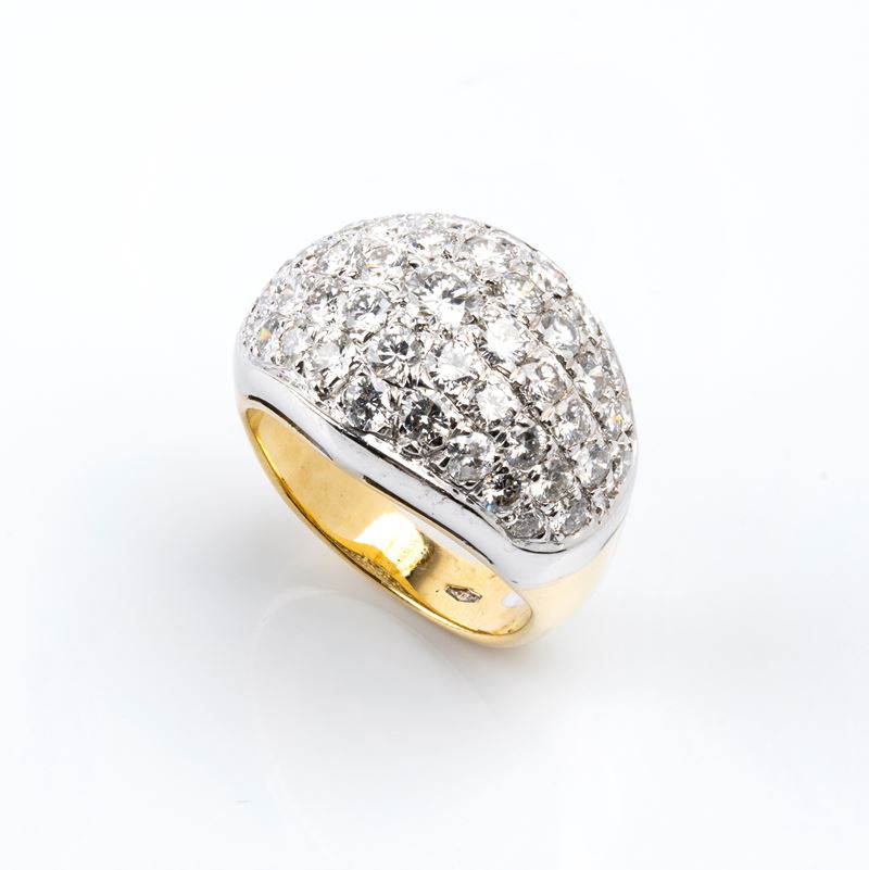 Anello a fascia in oro 18k con pavé di diamanti
