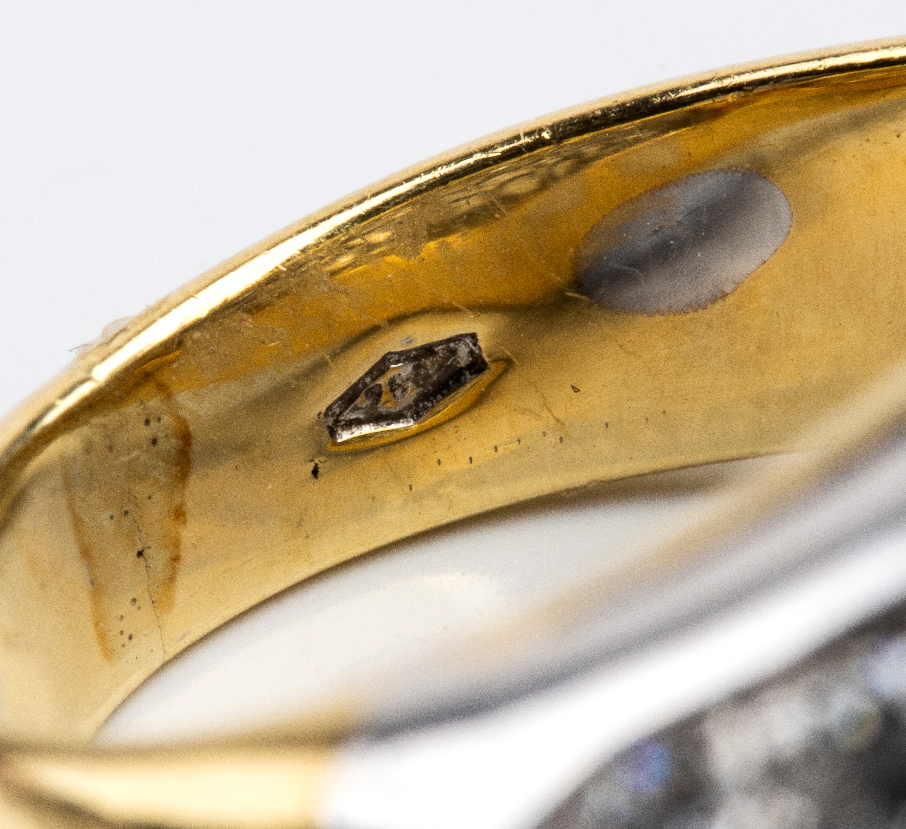 Anello a fascia in oro 18k con pavé di diamanti