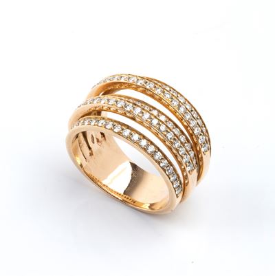 Anello in oro giallo 18k traforato con diamanti (circa 0.95 ct), fascia con motivo a nastri