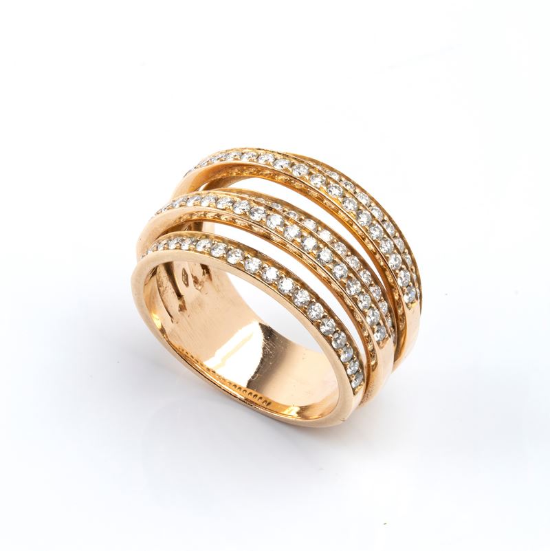 Anello in oro giallo 18k traforato con diamanti (circa 0.95 ct), fascia con motivo a nastri