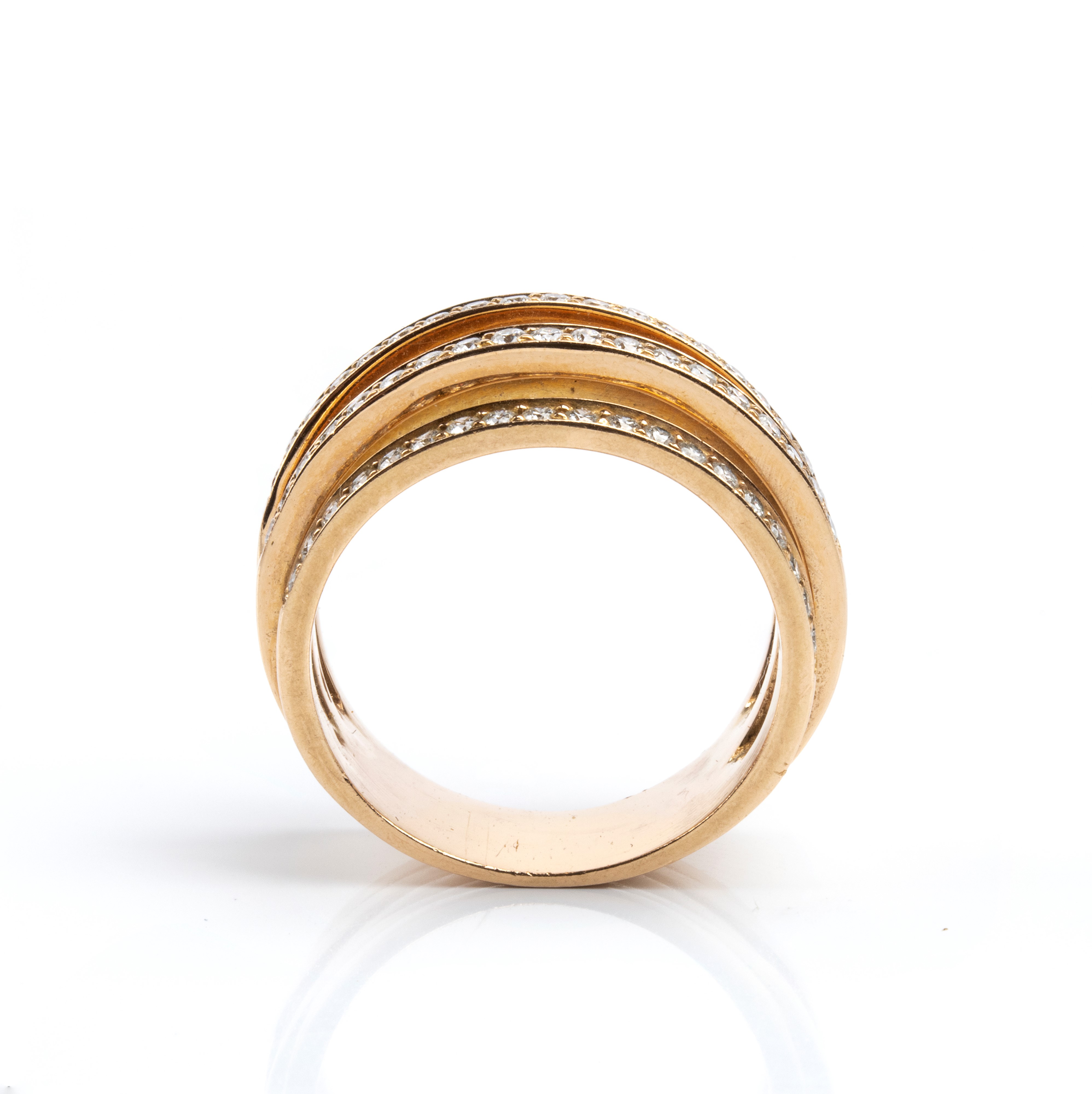 Anello in oro giallo 18k traforato con diamanti (circa 0.95 ct), fascia con motivo a nastri