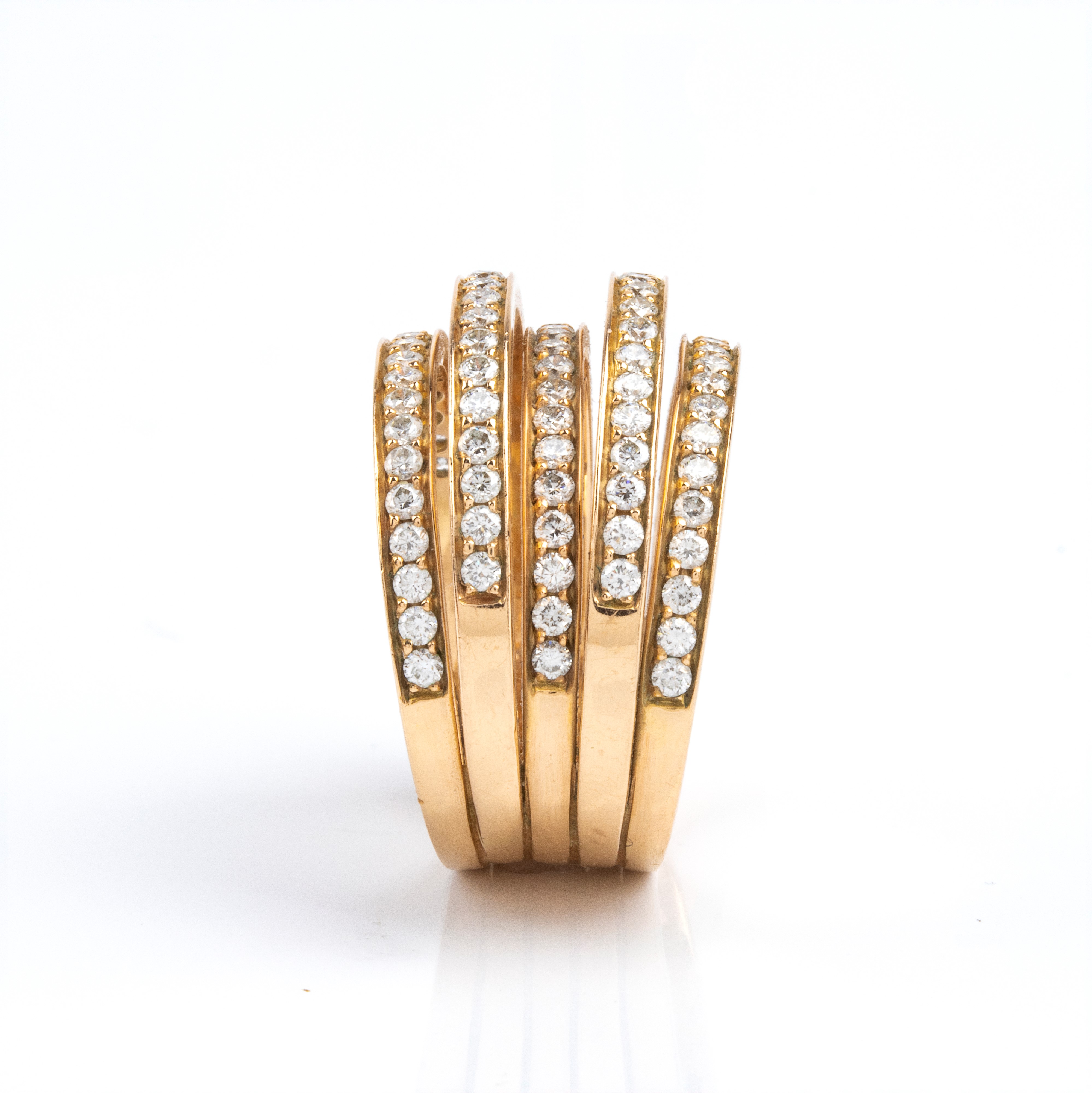 Anello in oro giallo 18k traforato con diamanti (circa 0.95 ct), fascia con motivo a nastri