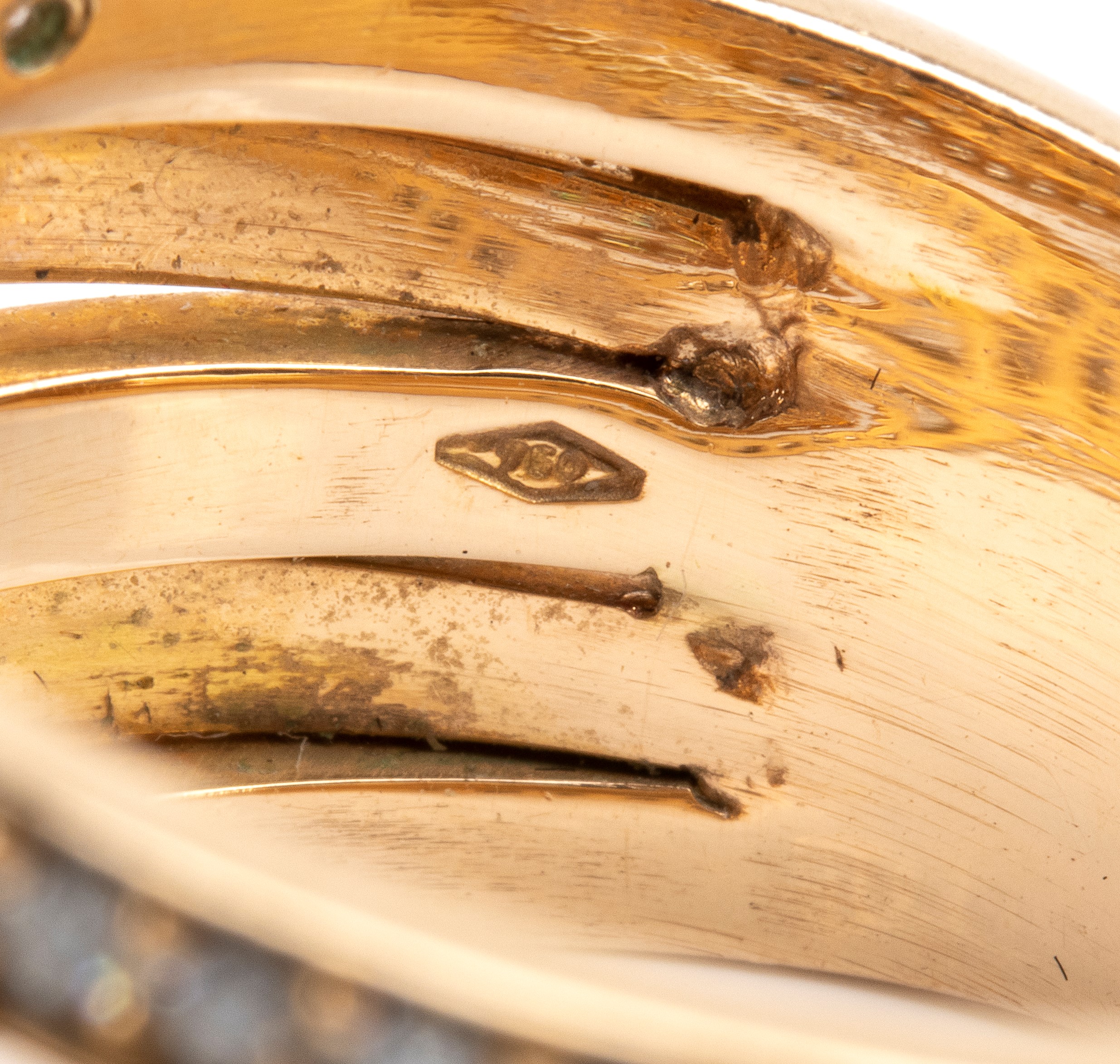 Anello in oro giallo 18k traforato con diamanti (circa 0.95 ct), fascia con motivo a nastri