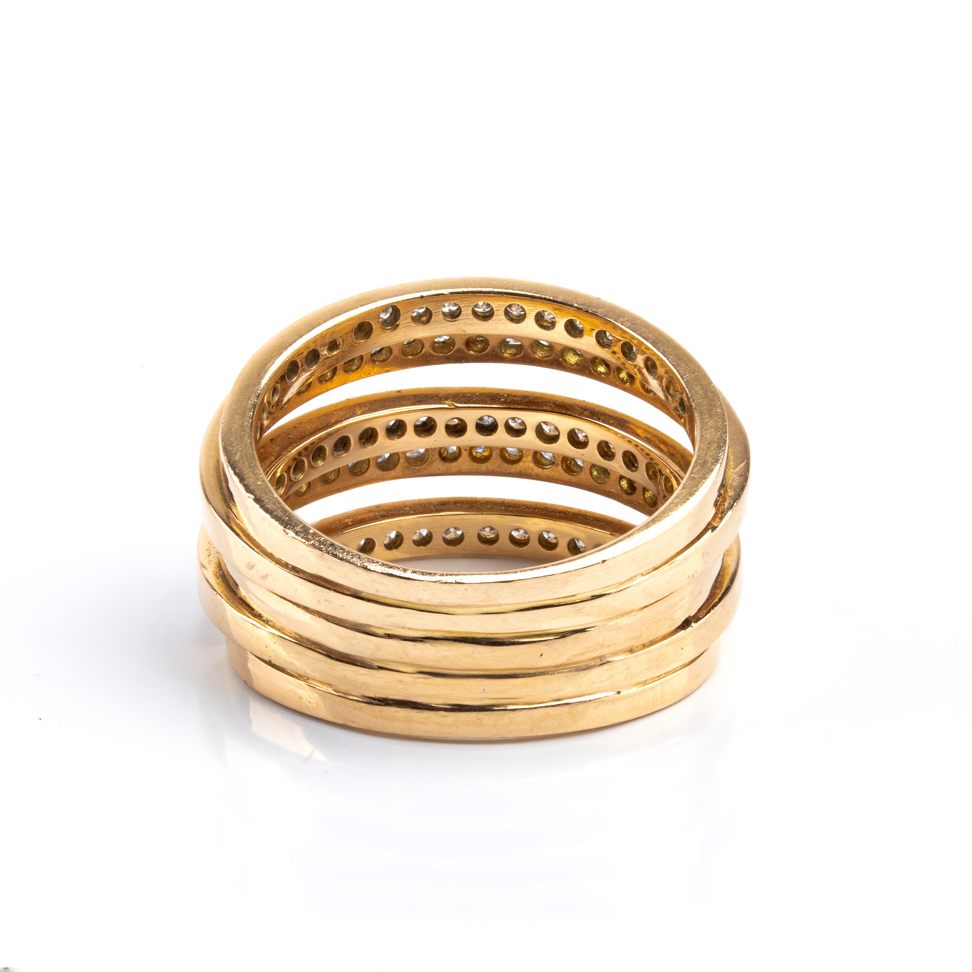 Anello in oro giallo 18k traforato con diamanti (circa 0.95 ct), fascia con motivo a nastri