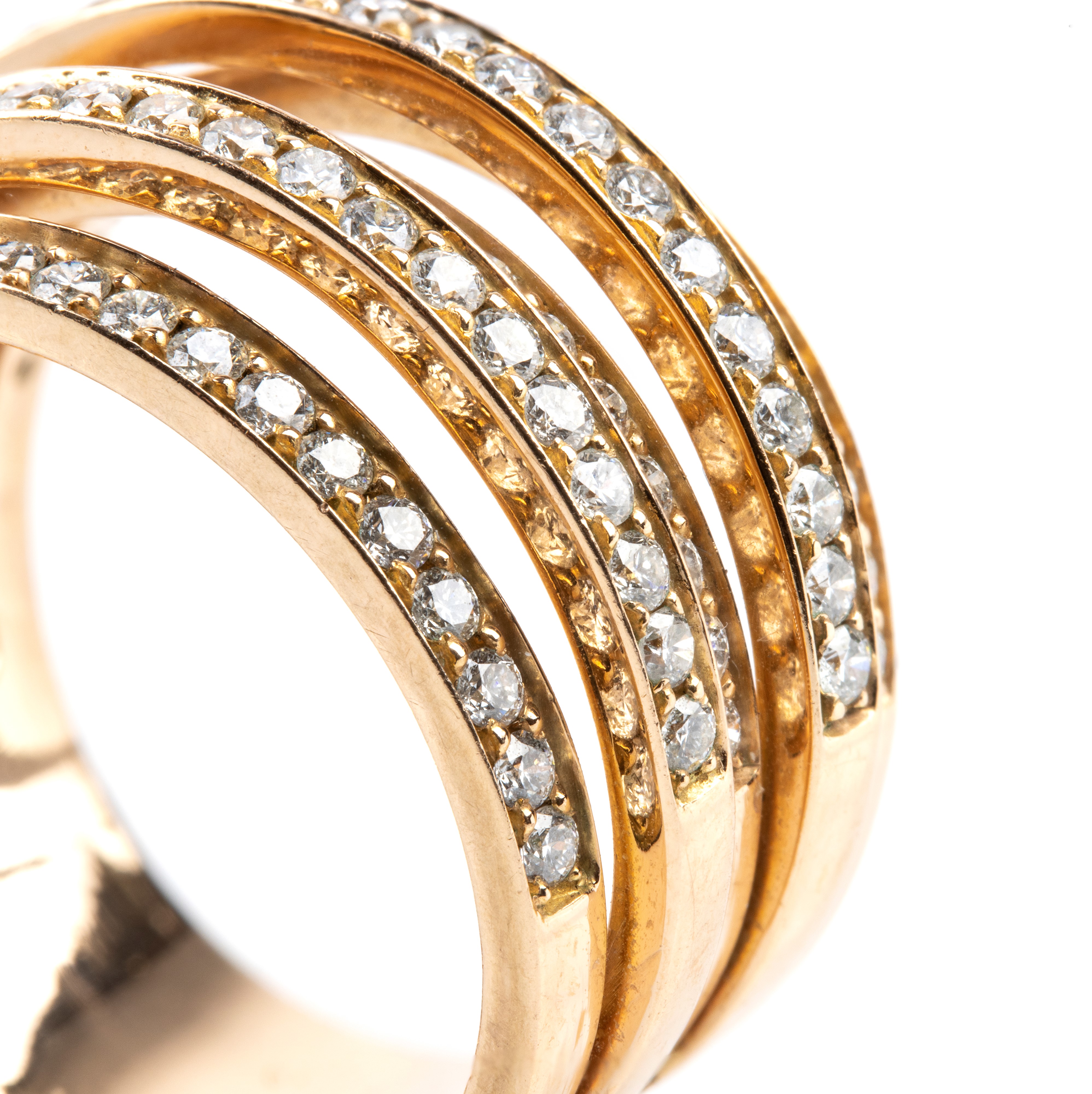 Anello in oro giallo 18k traforato con diamanti (circa 0.95 ct), fascia con motivo a nastri