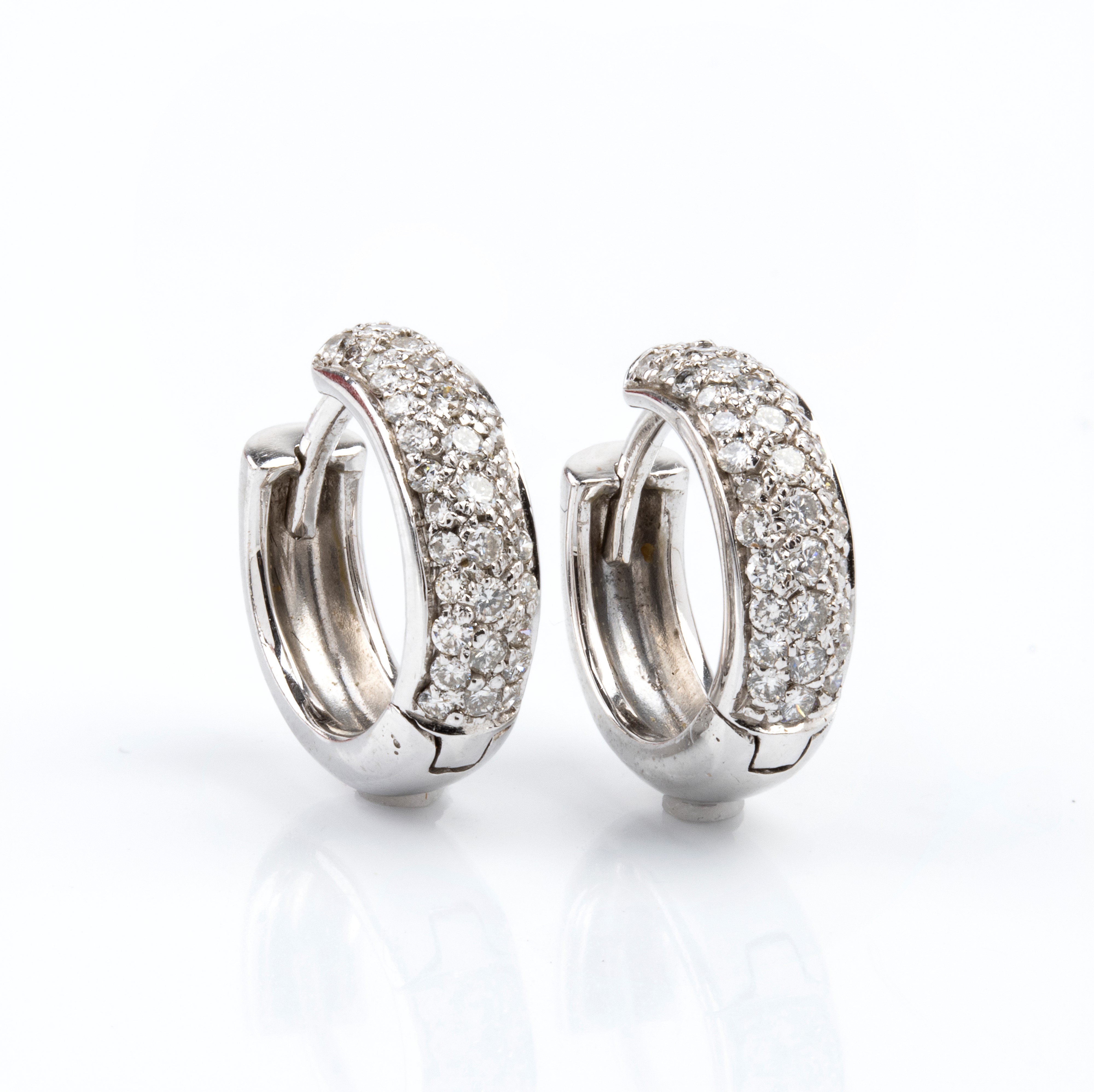 Orecchini a cerchio, oro bianco e diamanti in pavé