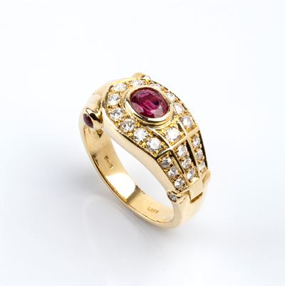 Anello a fascia in oro 18k con rubino ovale, diamanti e coppia di rubini cabochon