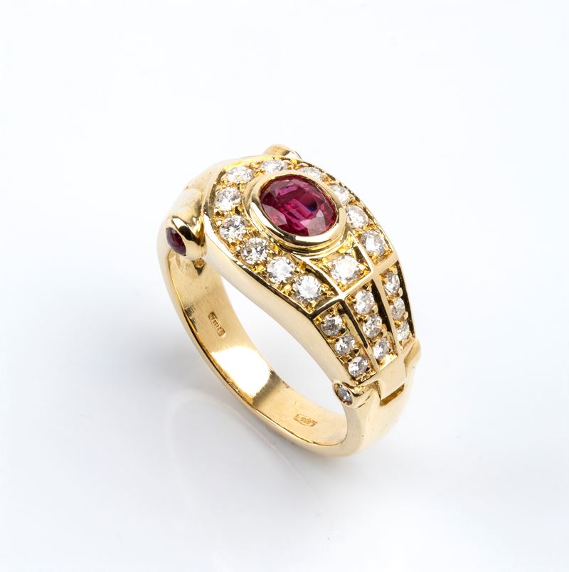 Anello a fascia in oro 18k con rubino ovale, diamanti e coppia di rubini cabochon