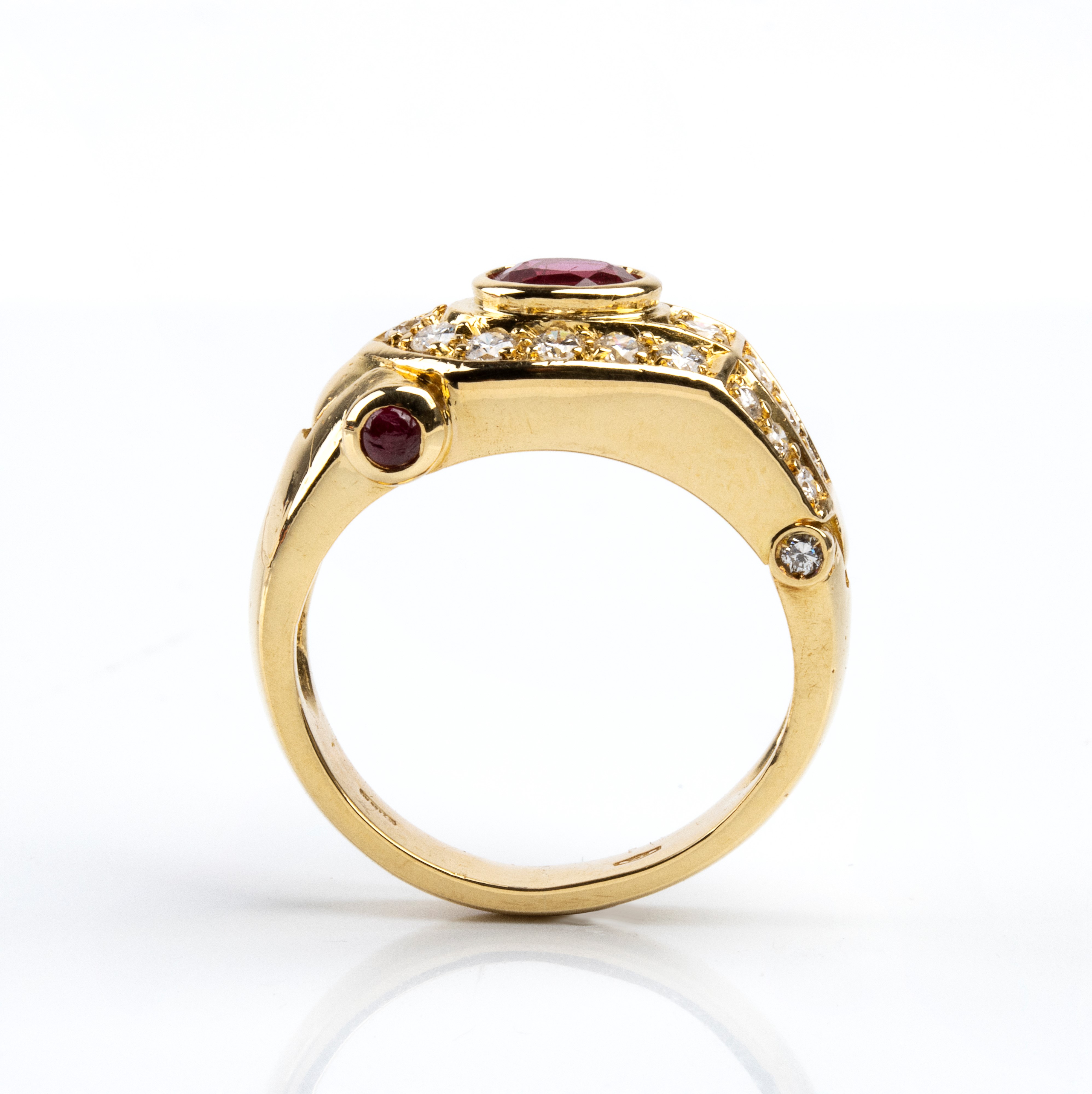 Anello a fascia in oro 18k con rubino ovale, diamanti e coppia di rubini cabochon
