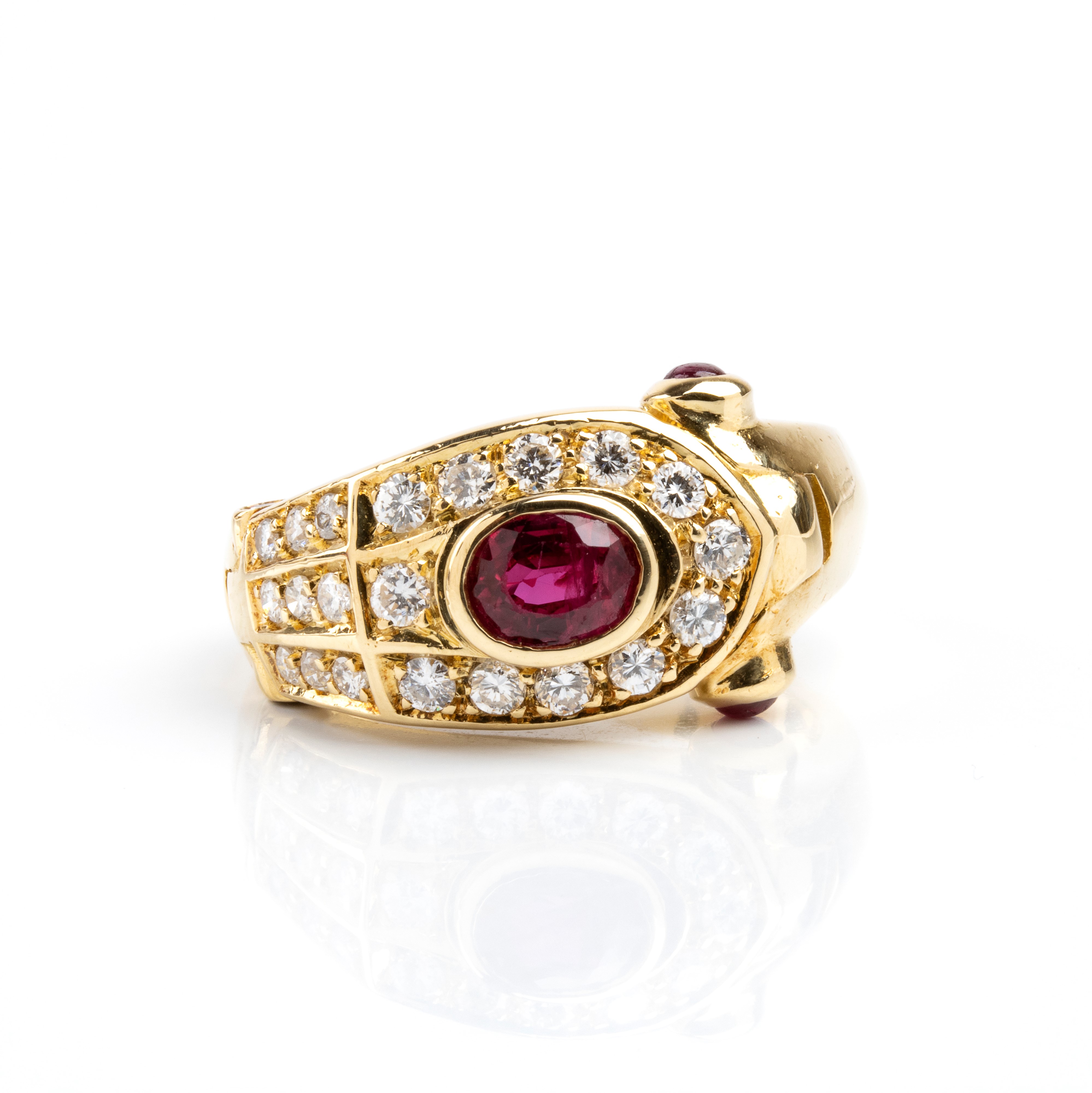 Anello a fascia in oro 18k con rubino ovale, diamanti e coppia di rubini cabochon