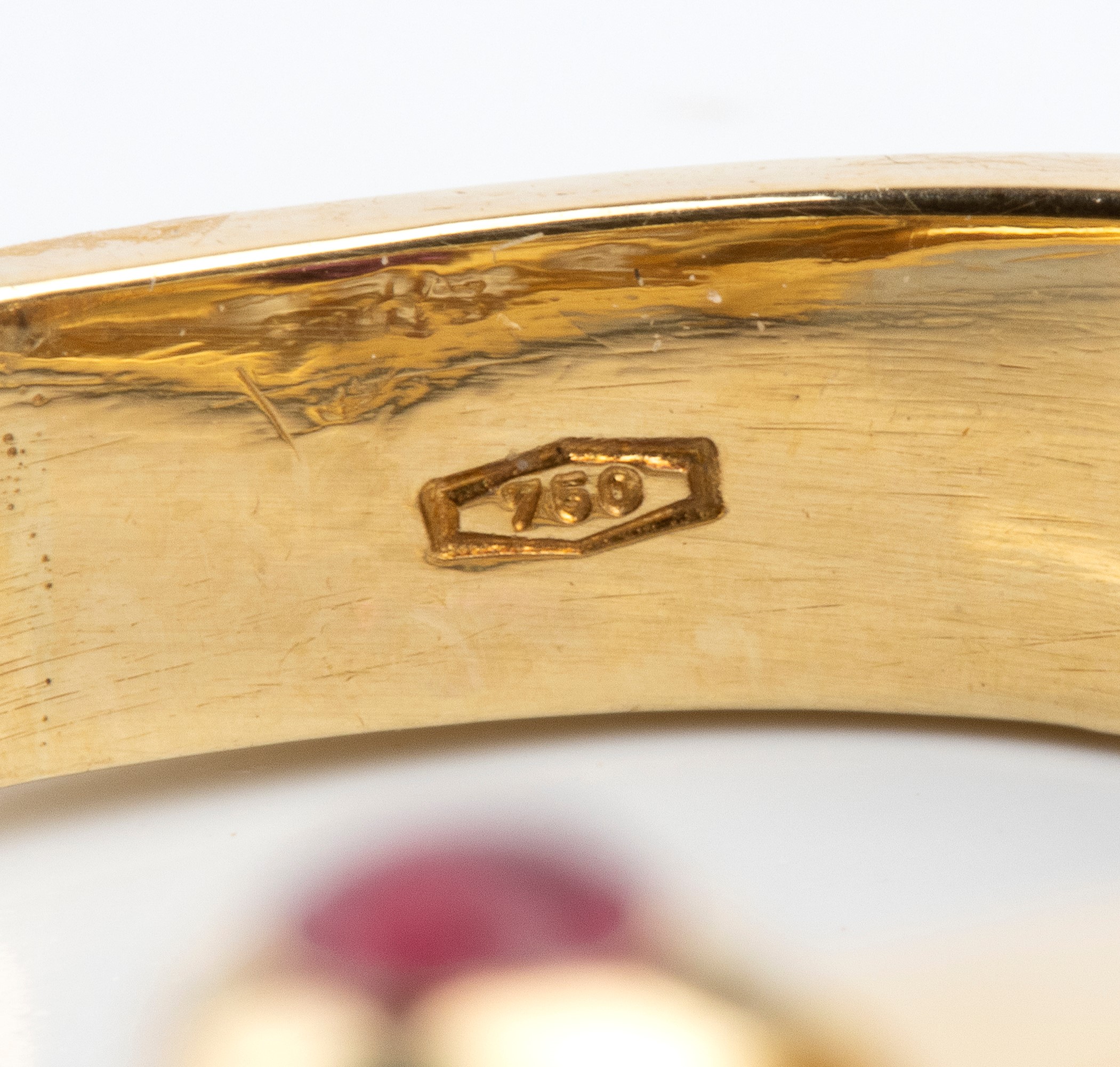 Anello a fascia in oro 18k con rubino ovale, diamanti e coppia di rubini cabochon