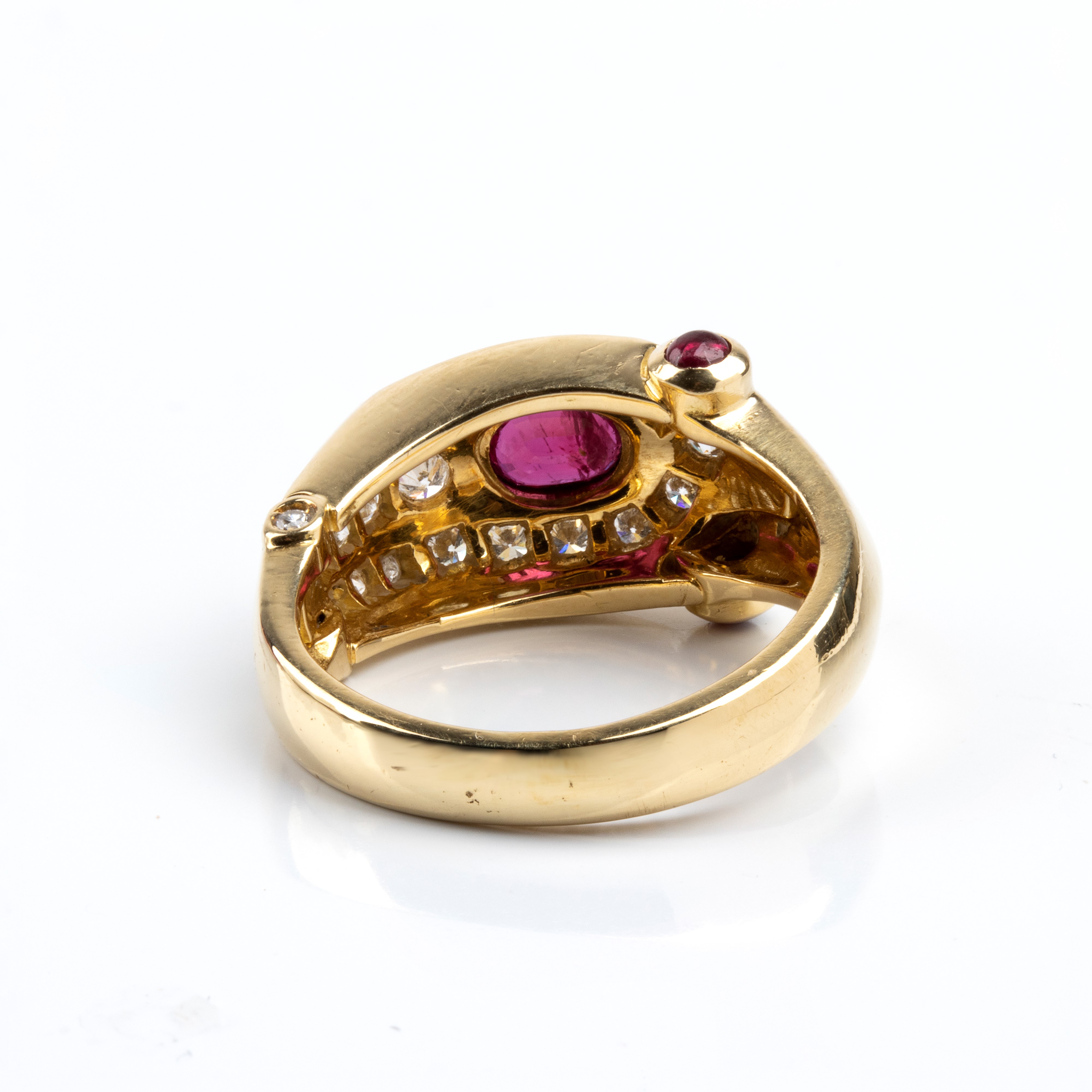 Anello a fascia in oro 18k con rubino ovale, diamanti e coppia di rubini cabochon
