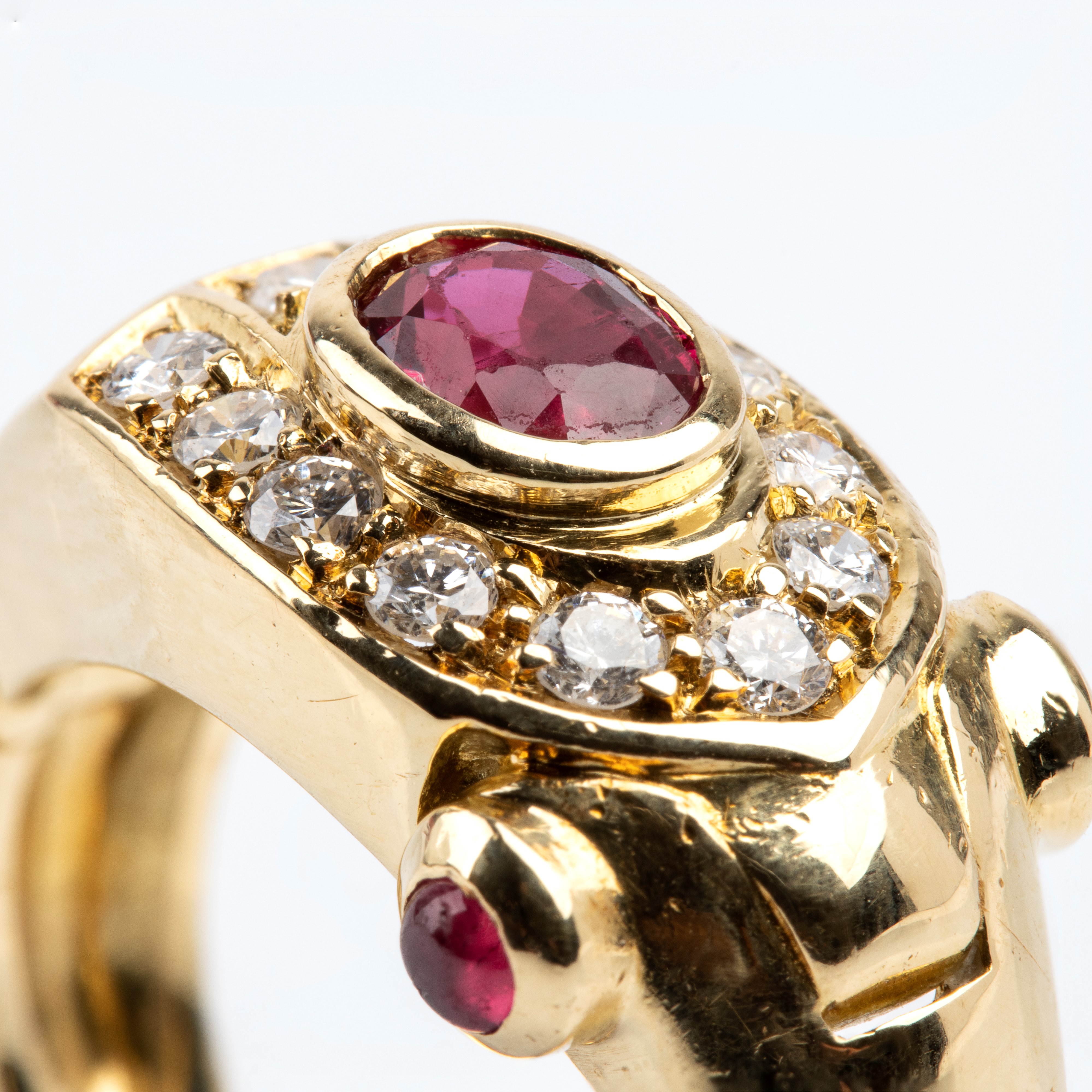 Anello a fascia in oro 18k con rubino ovale, diamanti e coppia di rubini cabochon
