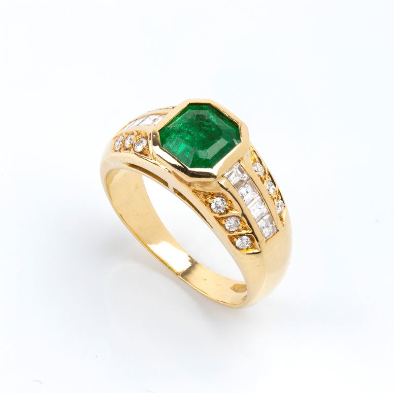 Anello in oro 18k con smeraldo e diamanti