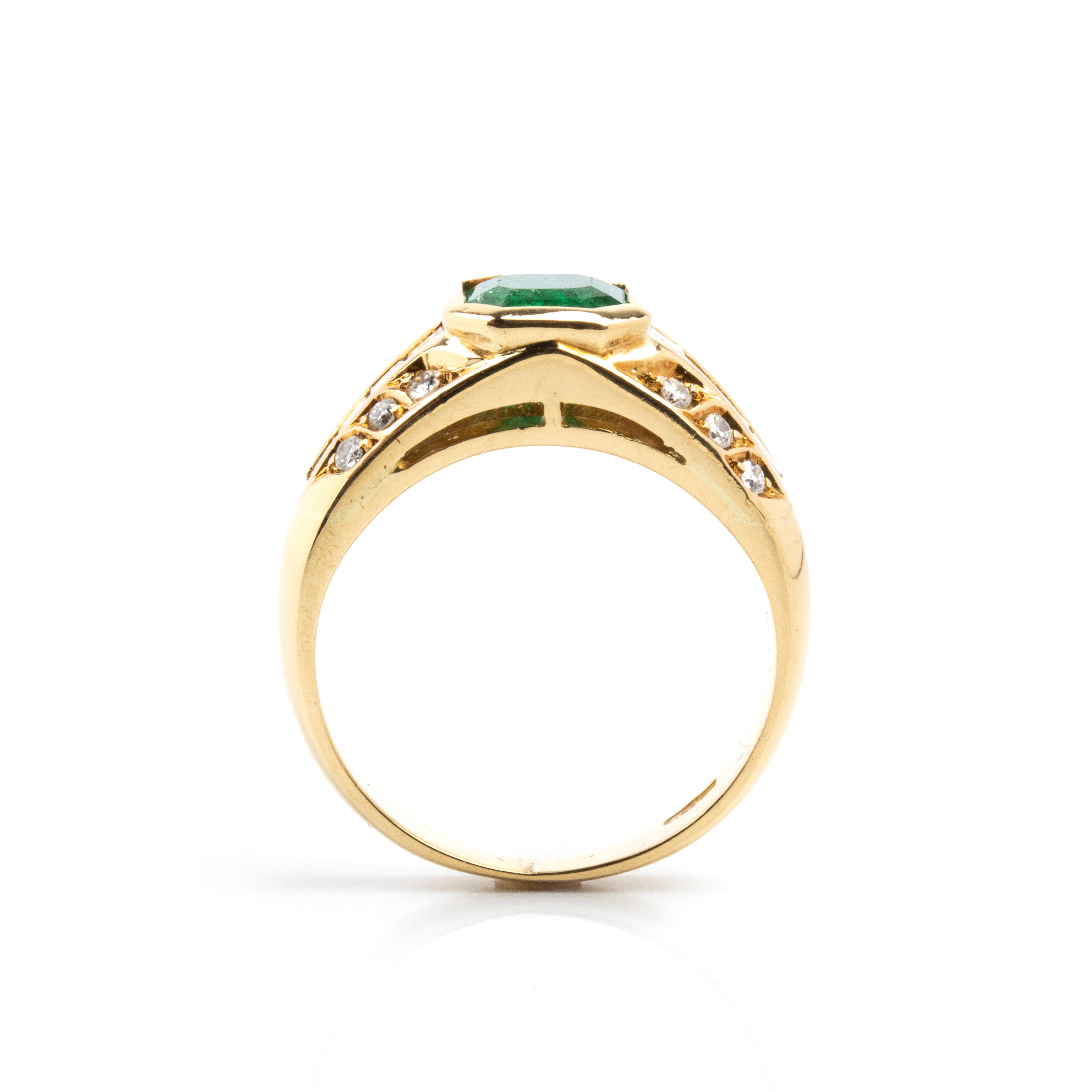 Anello in oro 18k con smeraldo e diamanti