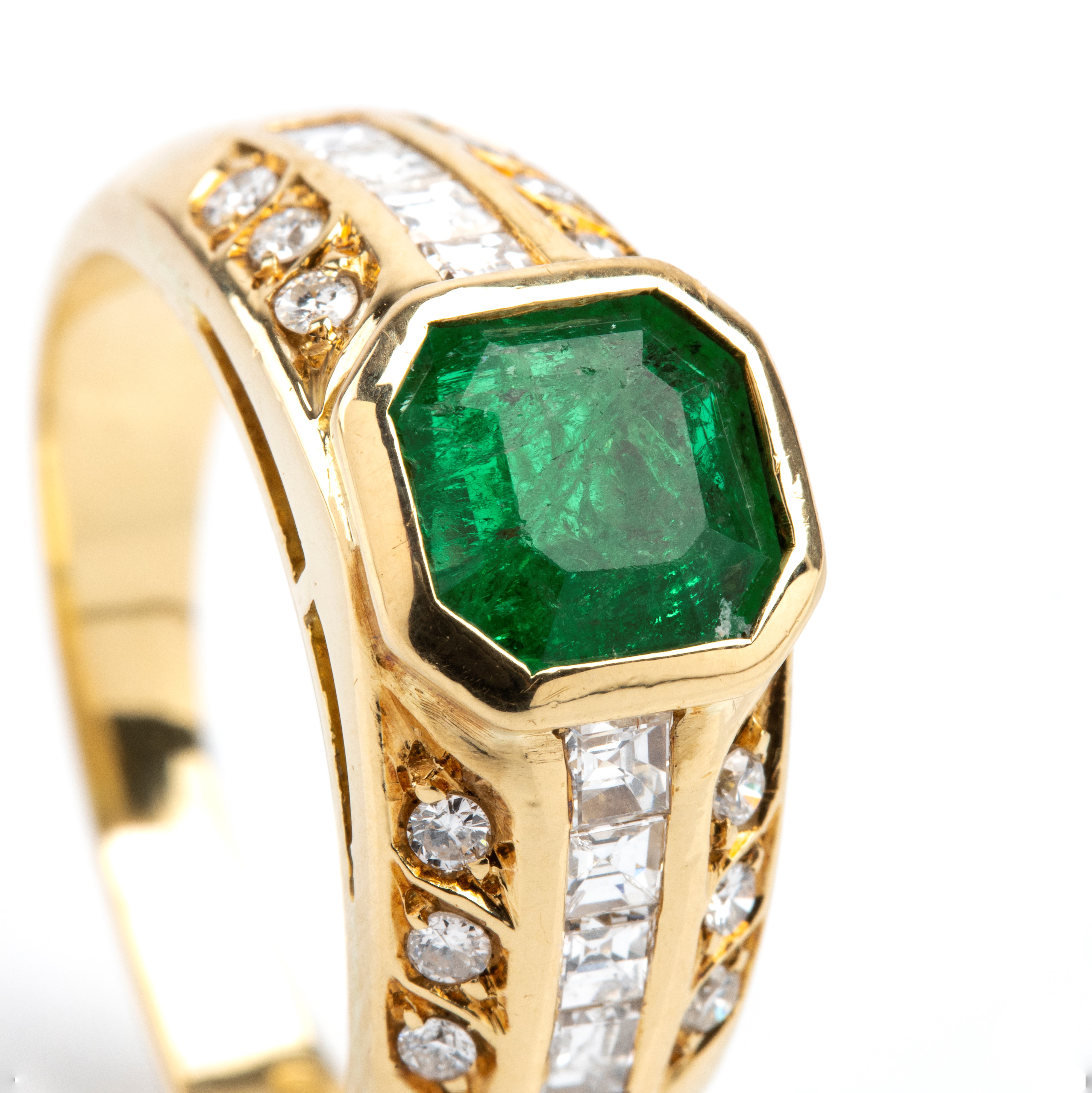 Anello in oro 18k con smeraldo e diamanti