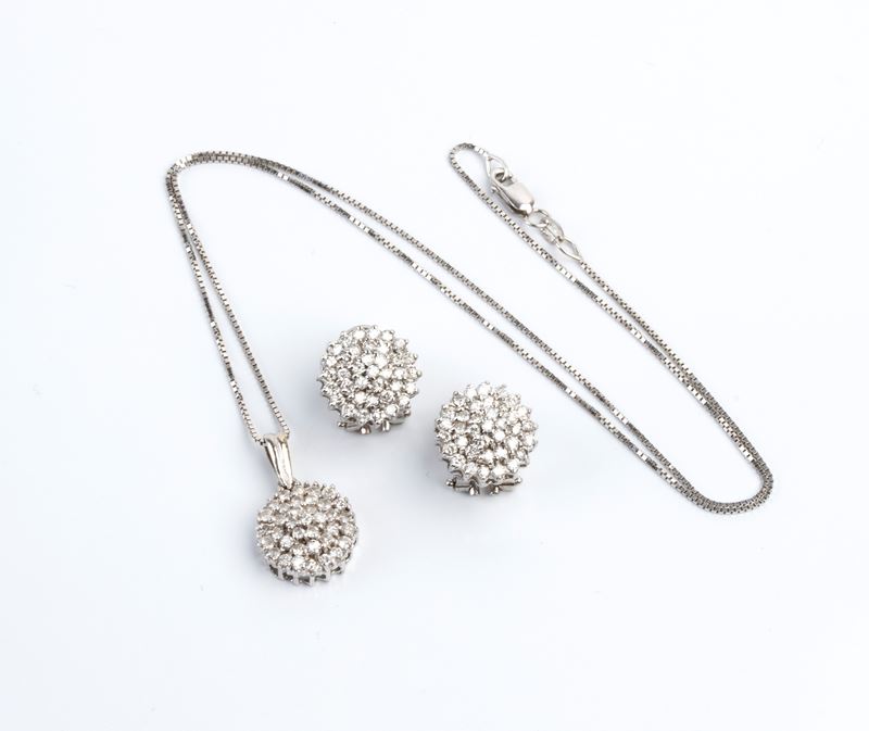 Insieme gioielli in oro bianco 18k con diamanti: demi-parure con girocollo e pendente a fiore, or...