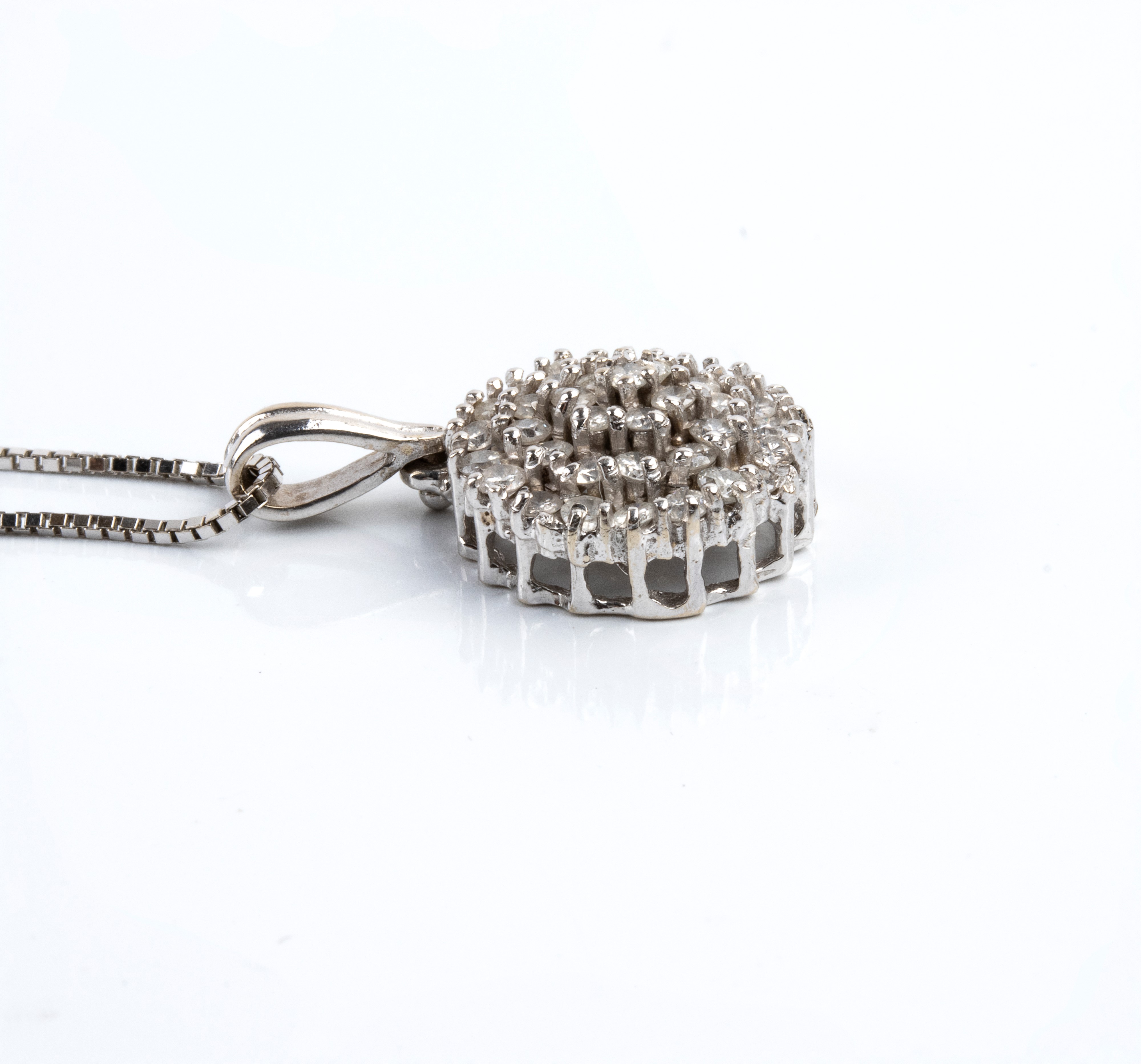 Insieme gioielli in oro bianco 18k con diamanti: demi-parure con girocollo e pendente a fiore, or...