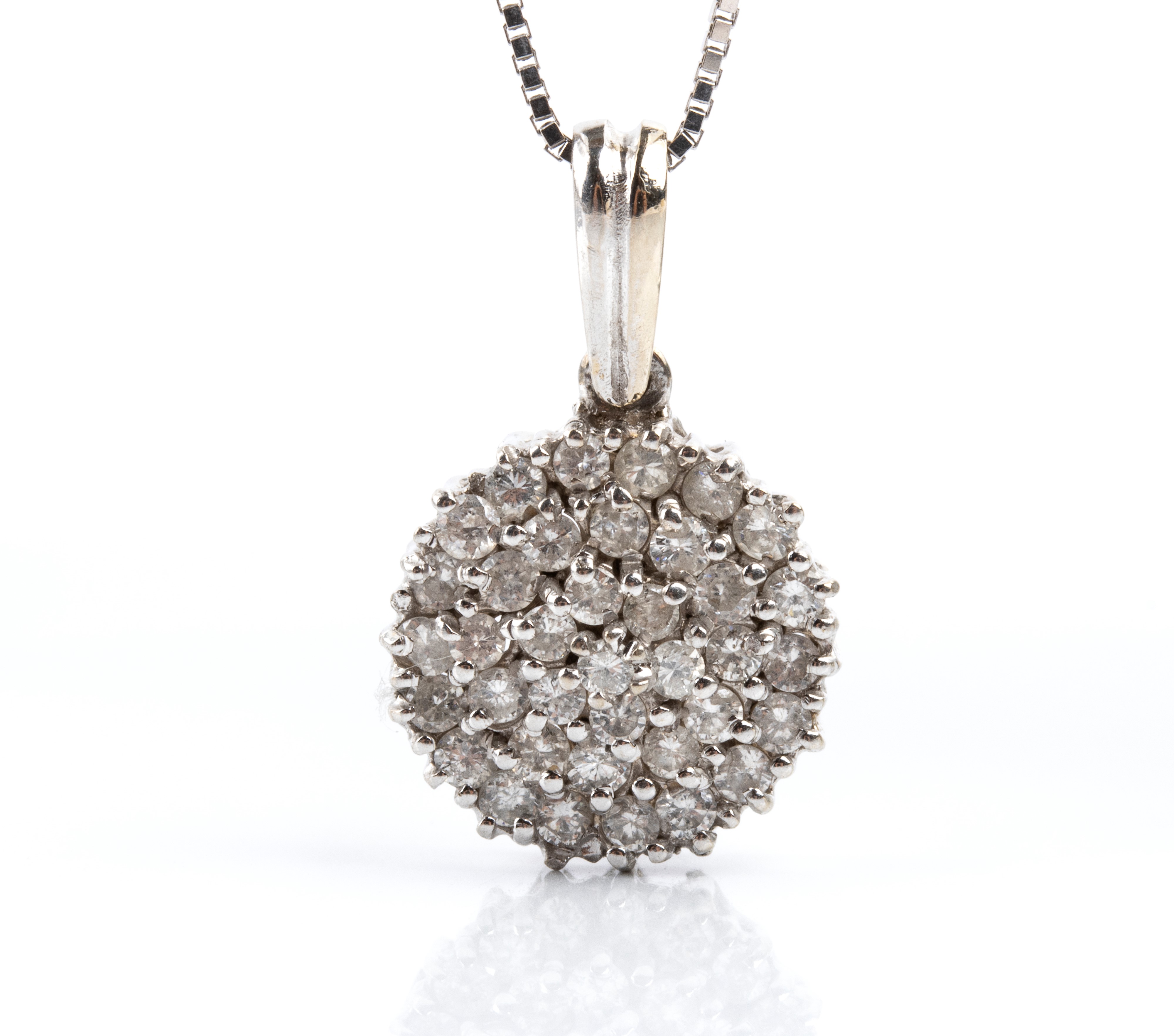 Insieme gioielli in oro bianco 18k con diamanti: demi-parure con girocollo e pendente a fiore, or...