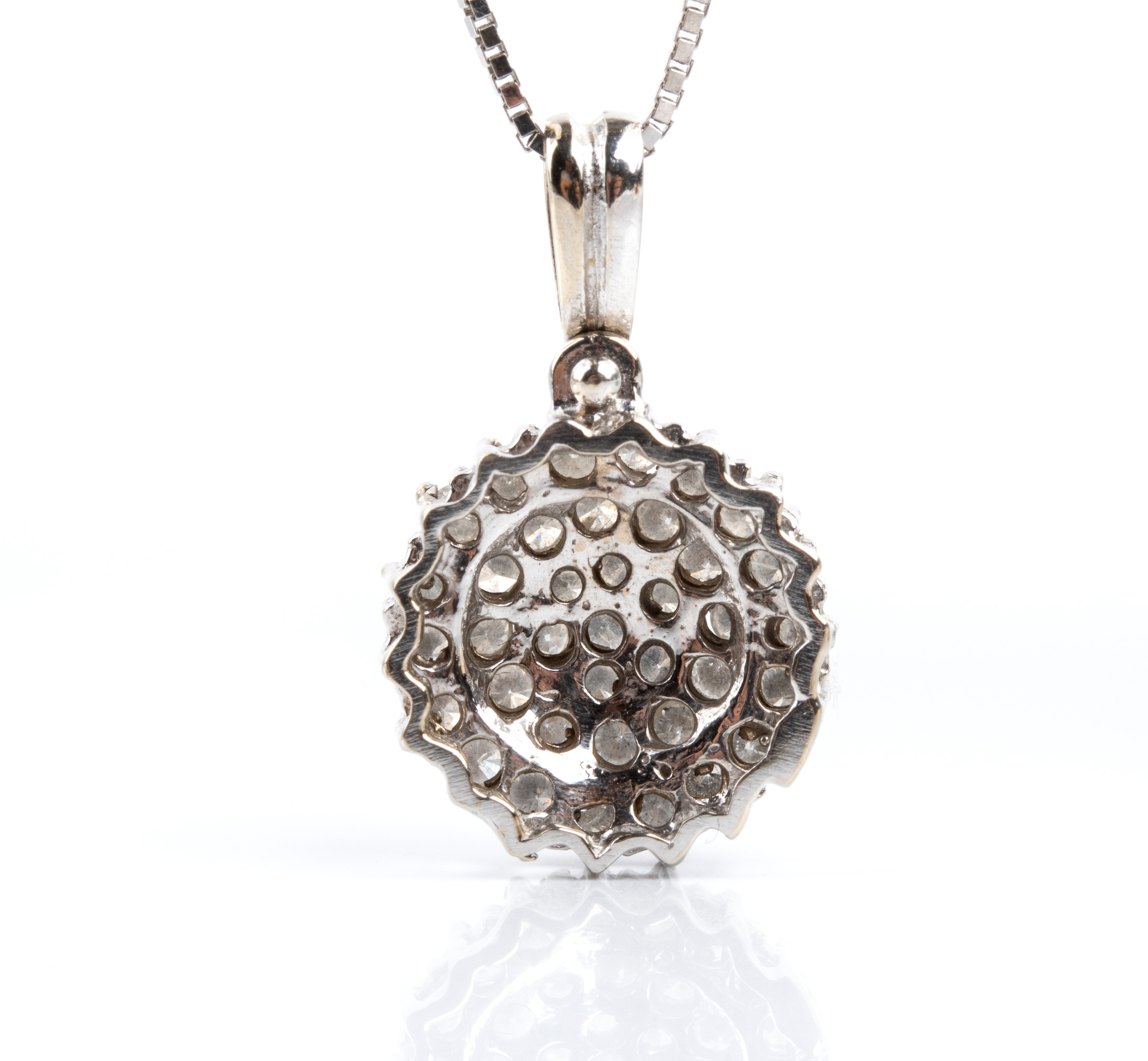 Insieme gioielli in oro bianco 18k con diamanti: demi-parure con girocollo e pendente a fiore, or...