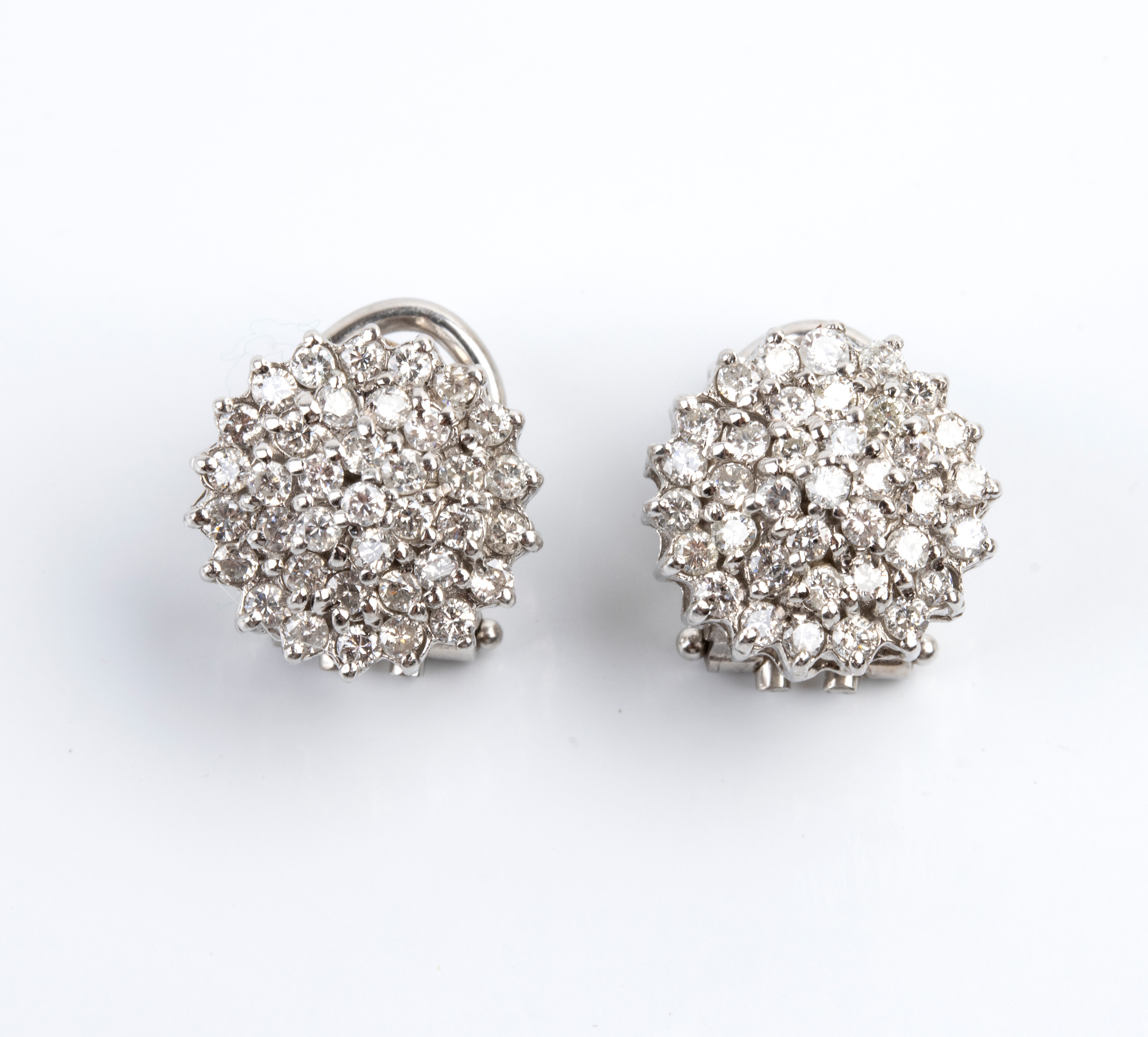 Insieme gioielli in oro bianco 18k con diamanti: demi-parure con girocollo e pendente a fiore, or...