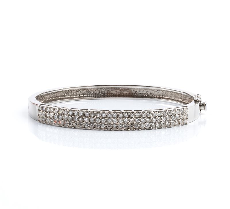 Bracciale a cerchio rigido in oro bianco 14k con diamanti in pavé