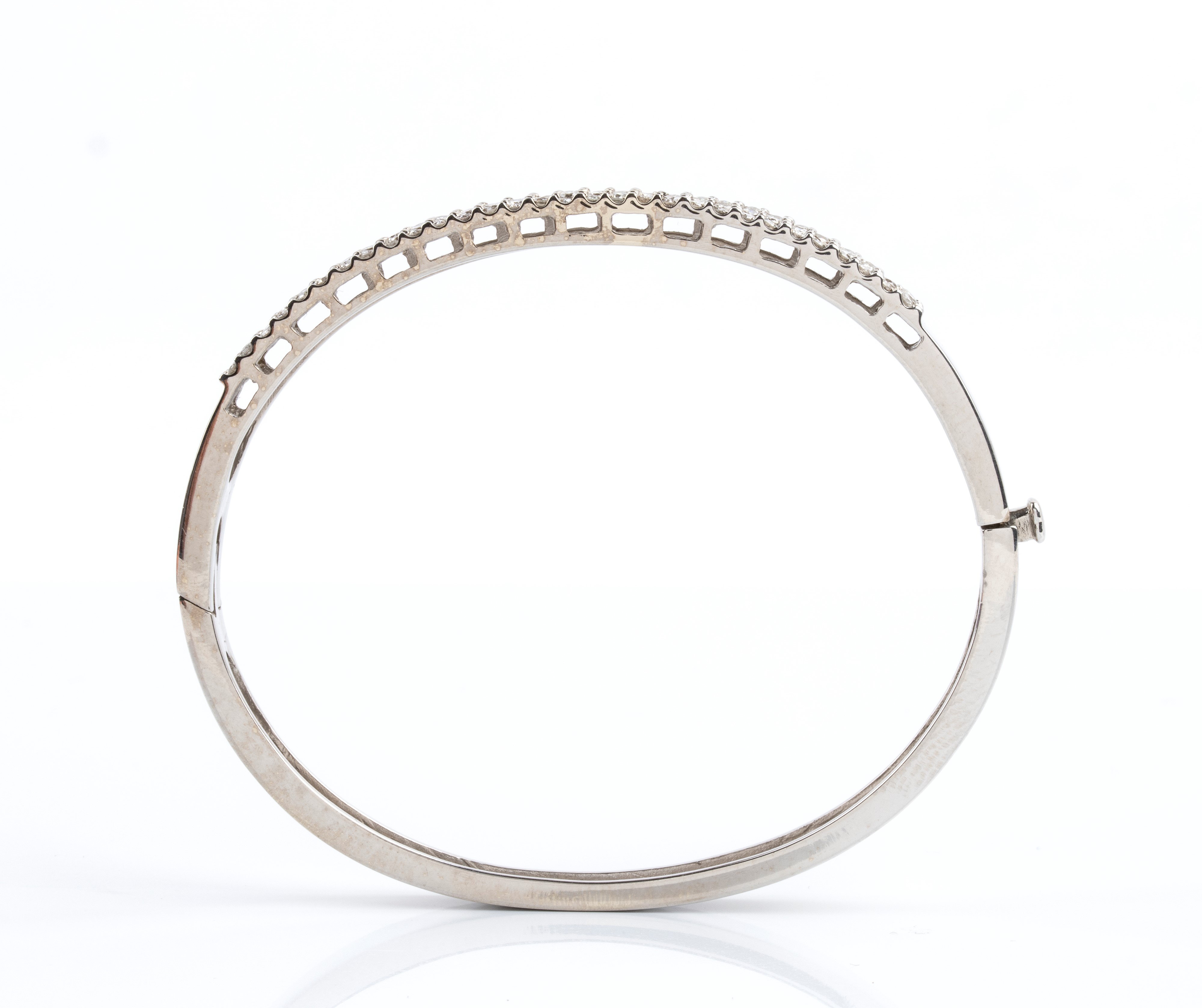 Bracciale a cerchio rigido in oro bianco 14k con diamanti in pavé