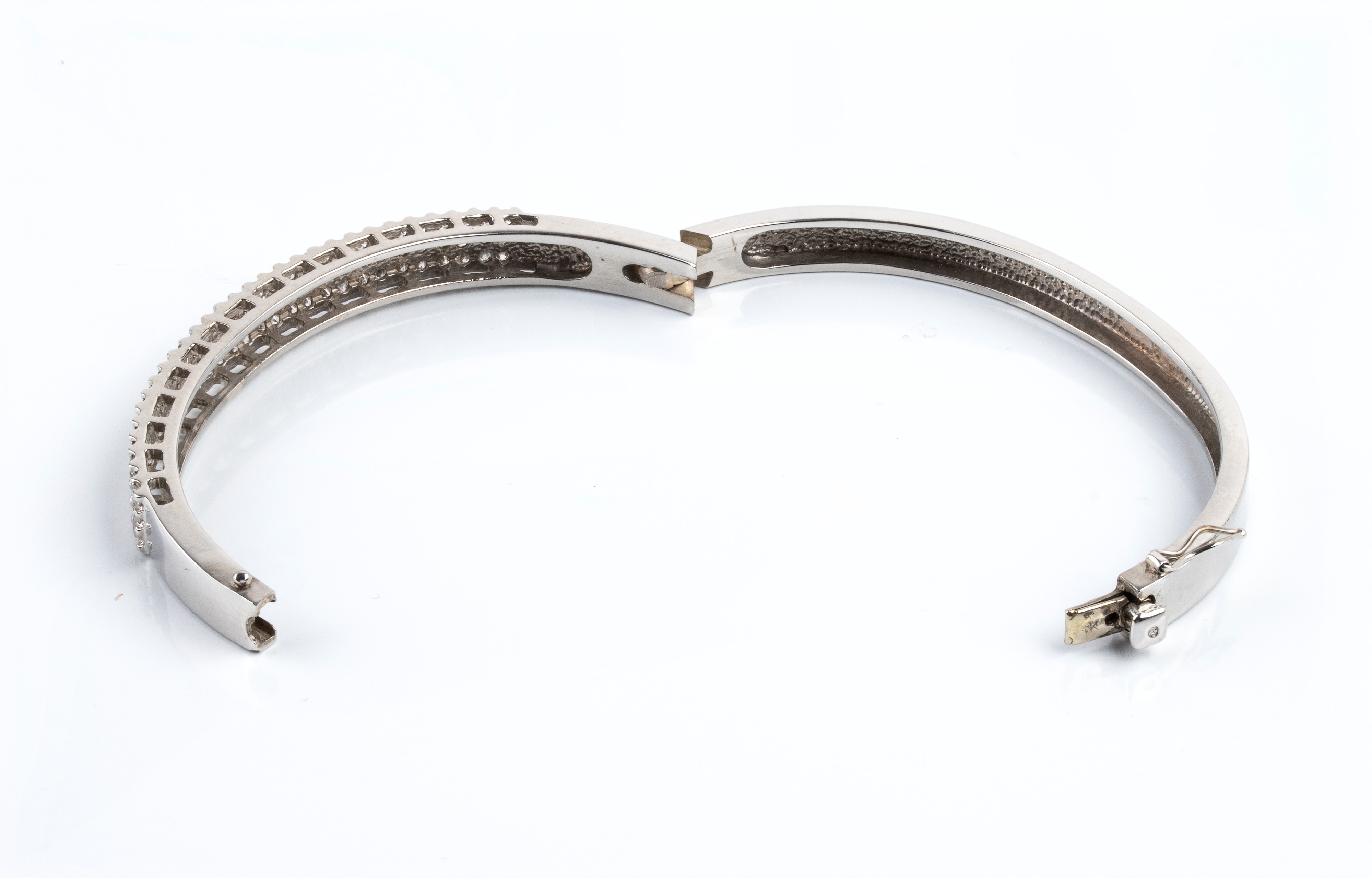 Bracciale a cerchio rigido in oro bianco 14k con diamanti in pavé