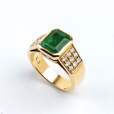 Oro giallo 18k, Anello con smeraldo rettangolare ad angoli tronchi e diamanti a taglio brillante