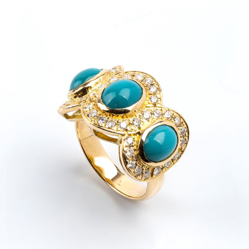 Anello a fascia in oro giallo 18k con tre cabochon di turchese e diamanti