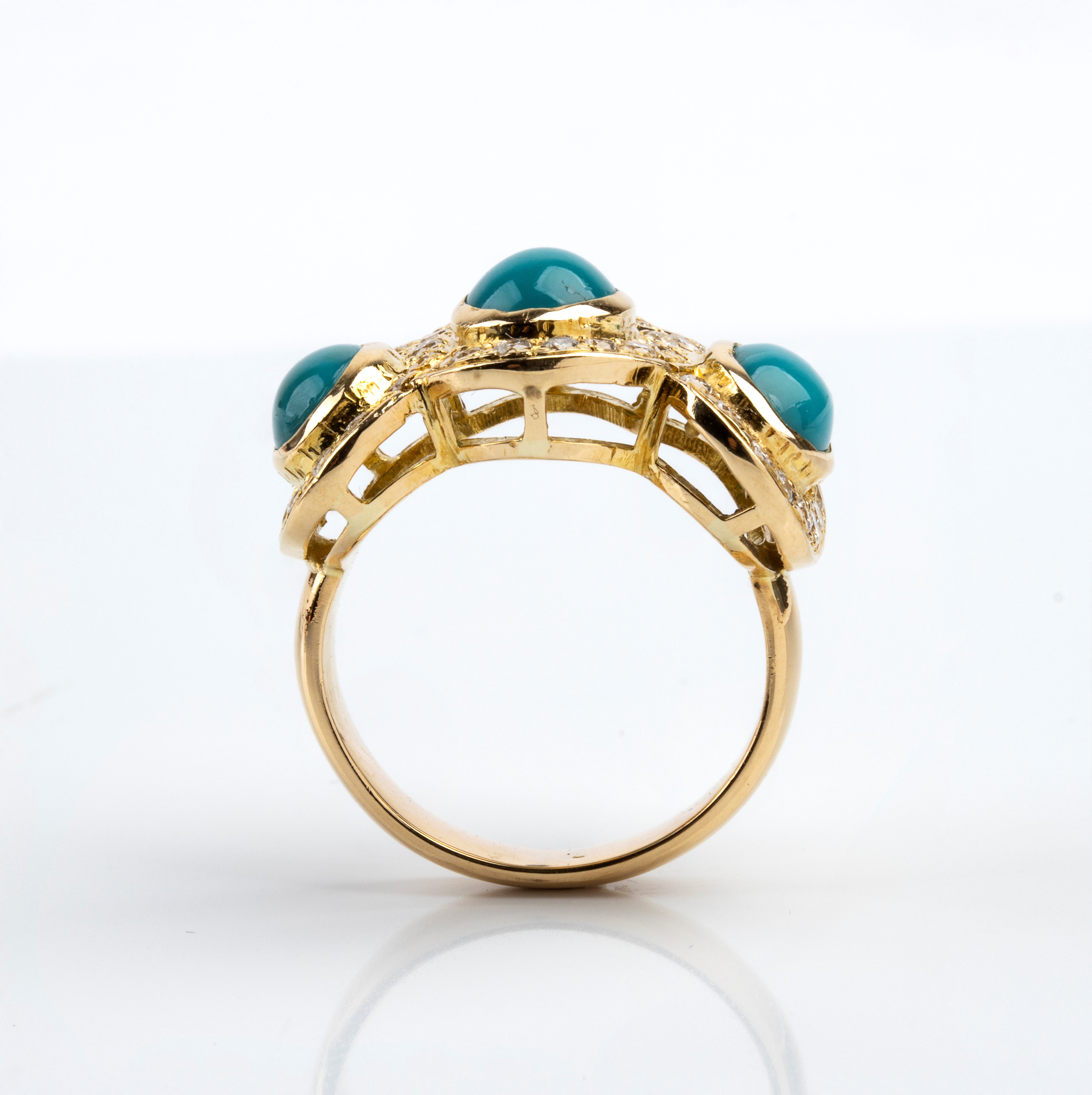Anello a fascia in oro giallo 18k con tre cabochon di turchese e diamanti