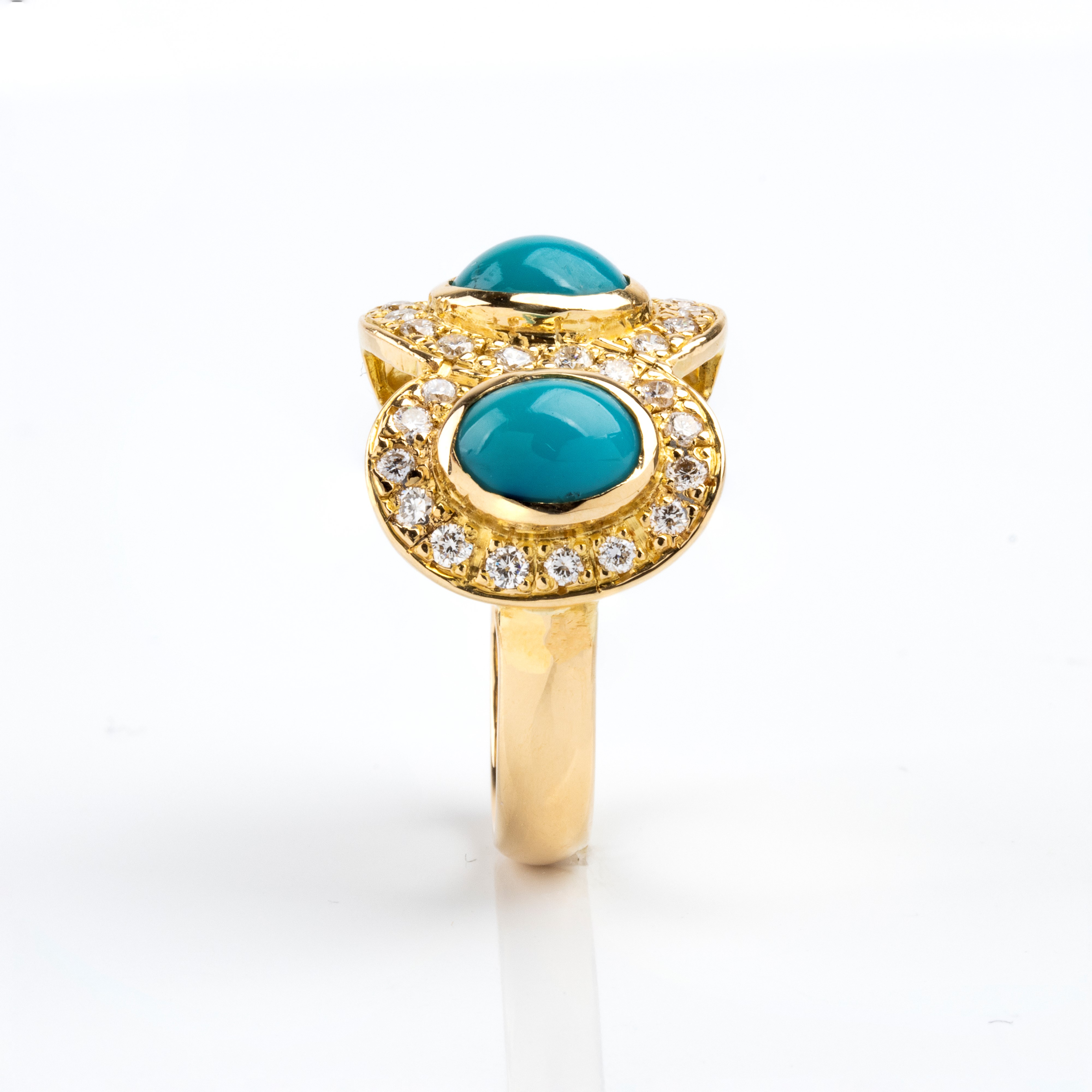 Anello a fascia in oro giallo 18k con tre cabochon di turchese e diamanti