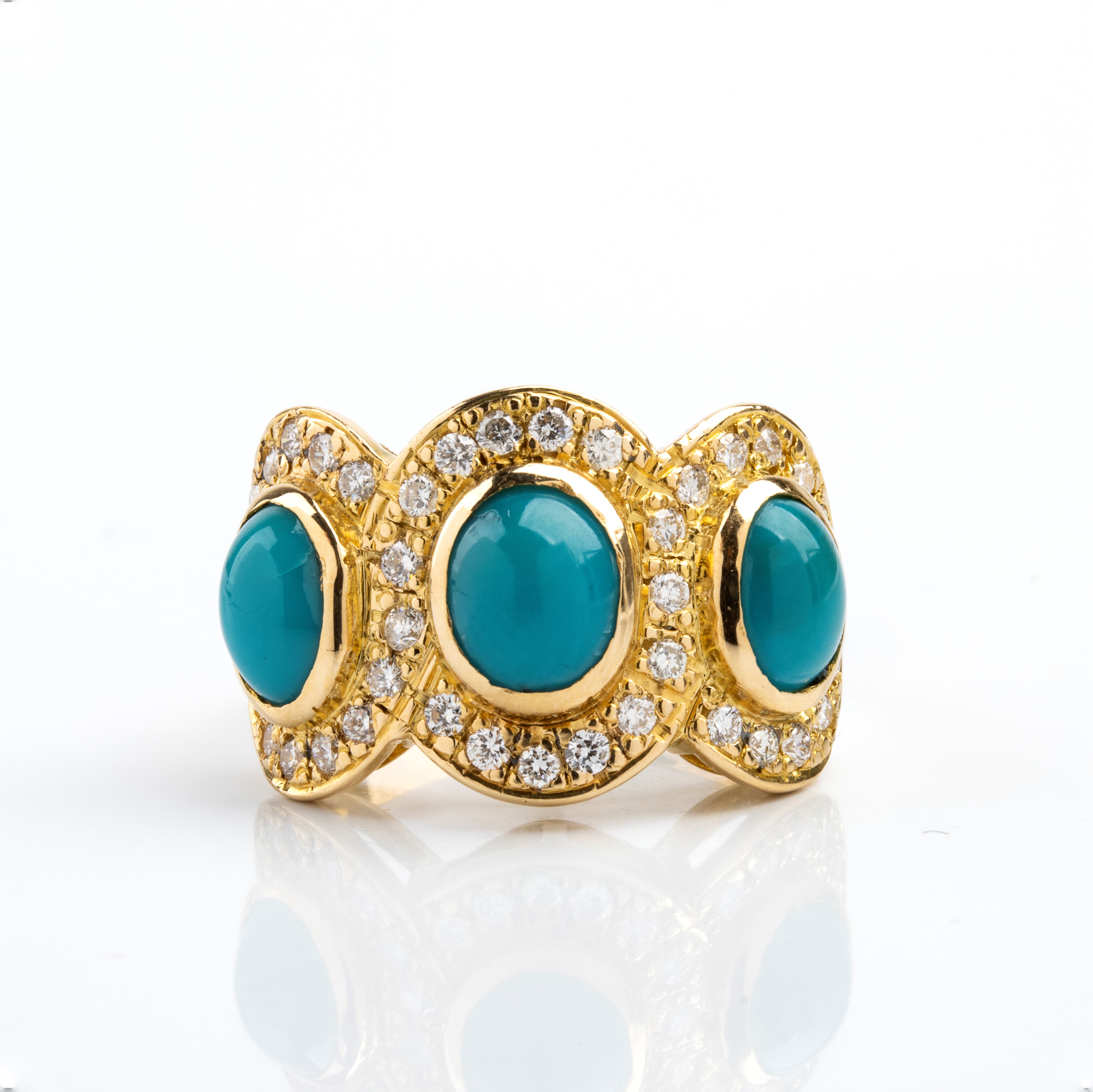 Anello a fascia in oro giallo 18k con tre cabochon di turchese e diamanti