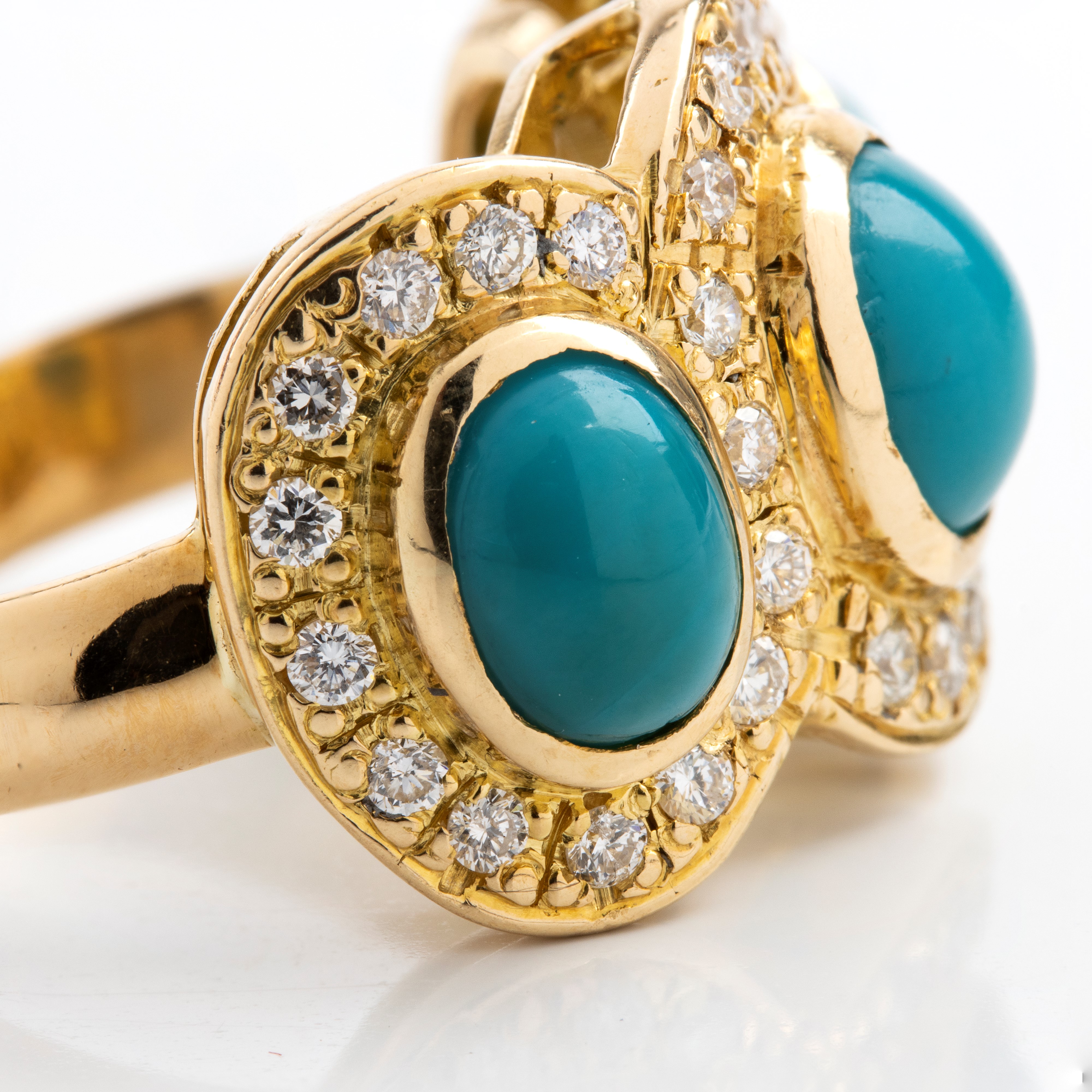 Anello a fascia in oro giallo 18k con tre cabochon di turchese e diamanti