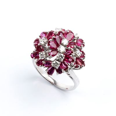 Anello in oro 18k con rubini a goccia e diamanti taglio brillante
