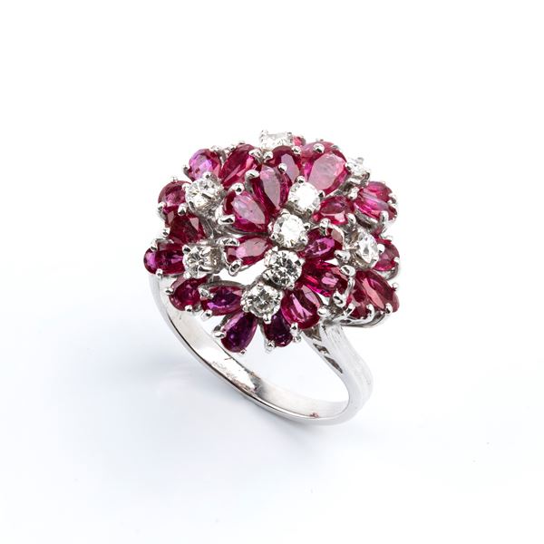 Anello in oro con rubini e diamanti