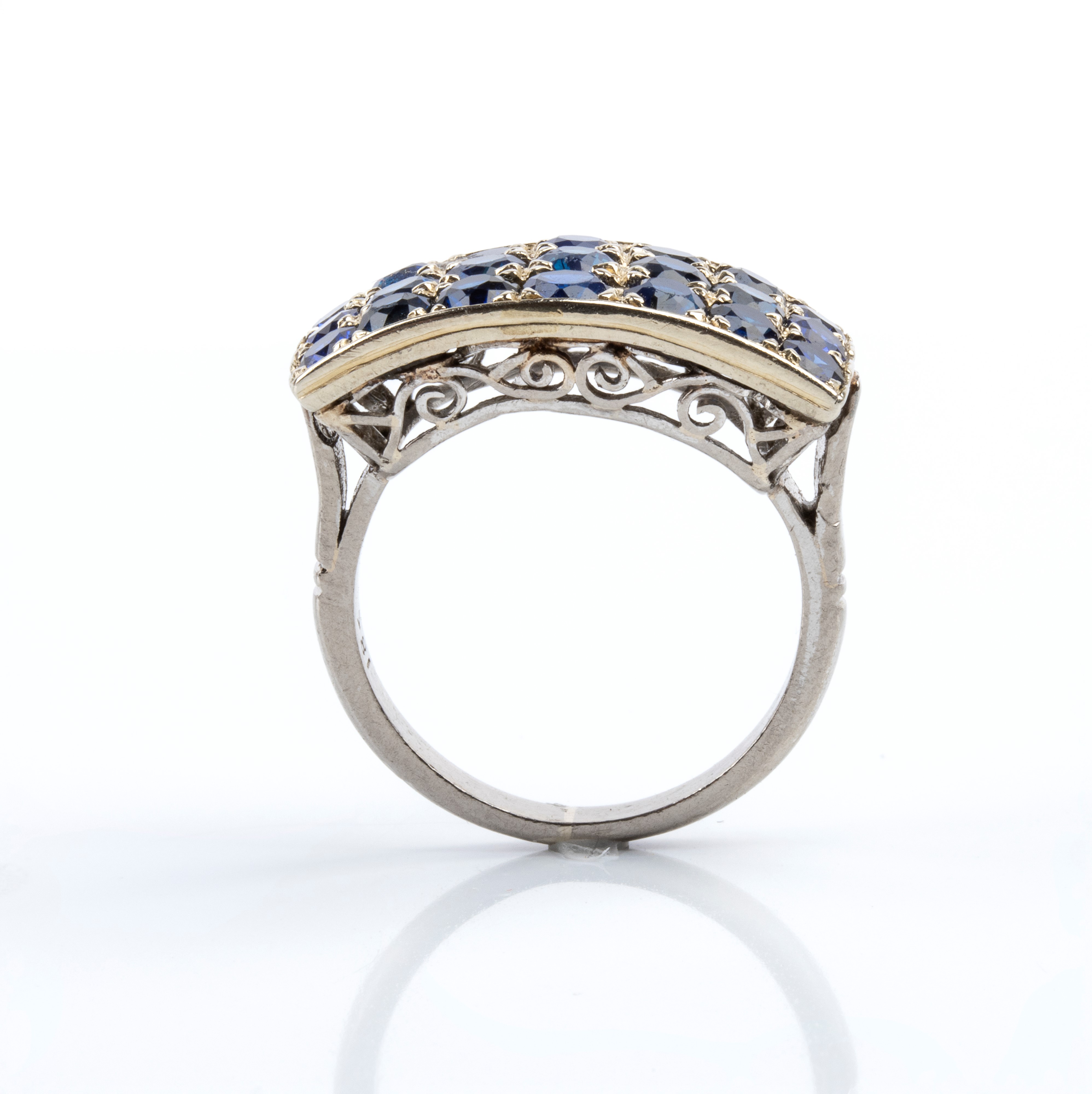 Anni ’40, Anello a fascia in oro bianco 18K con tre file di zaffiri