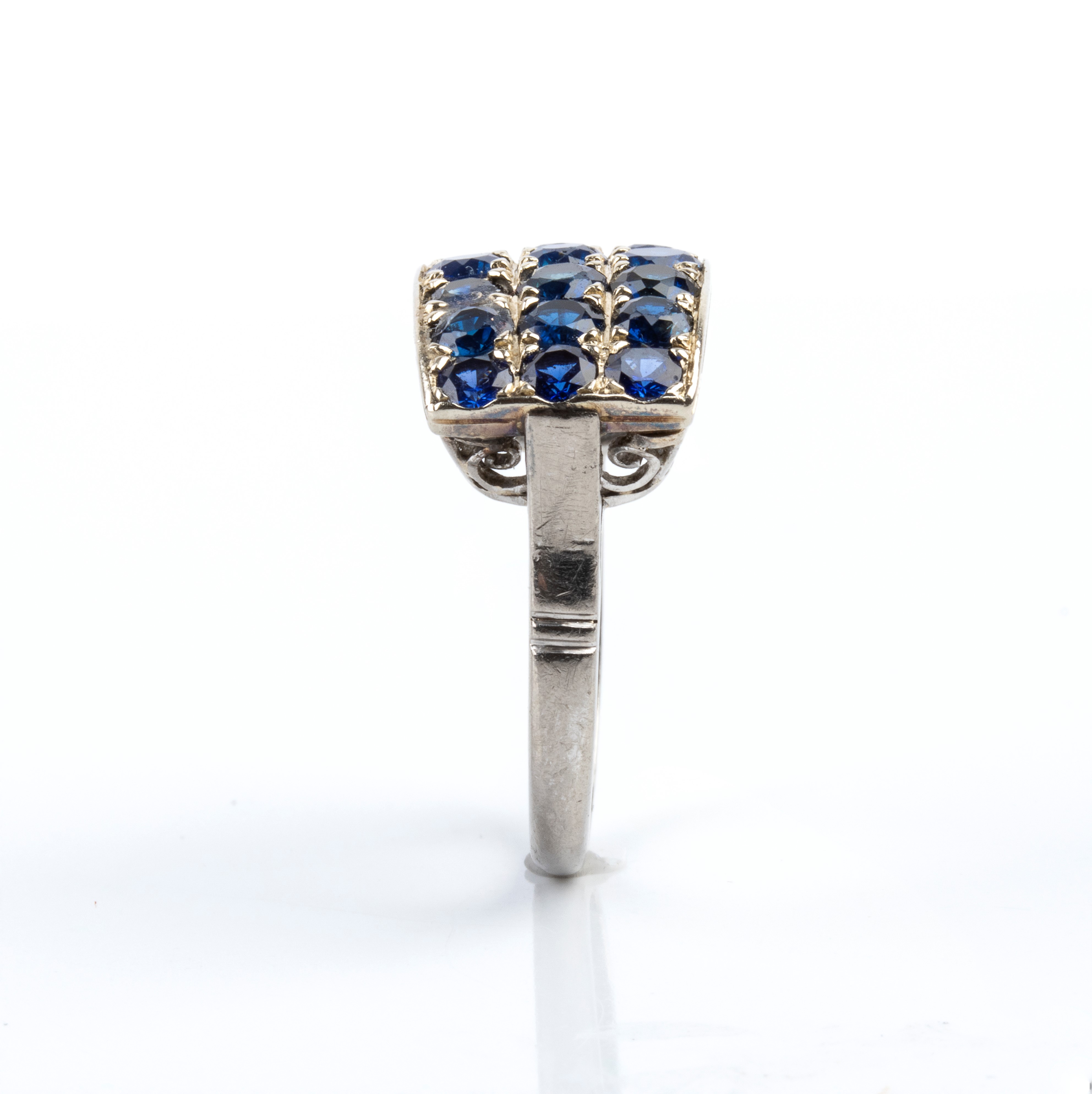 Anni ’40, Anello a fascia in oro bianco 18K con tre file di zaffiri