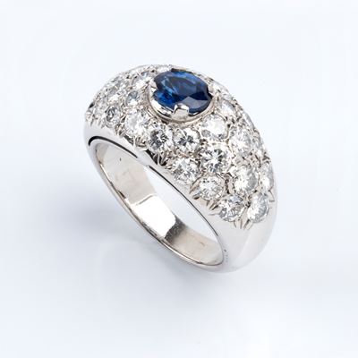 Anello a fascia in oro con zaffiro ovale e diamanti in pavé