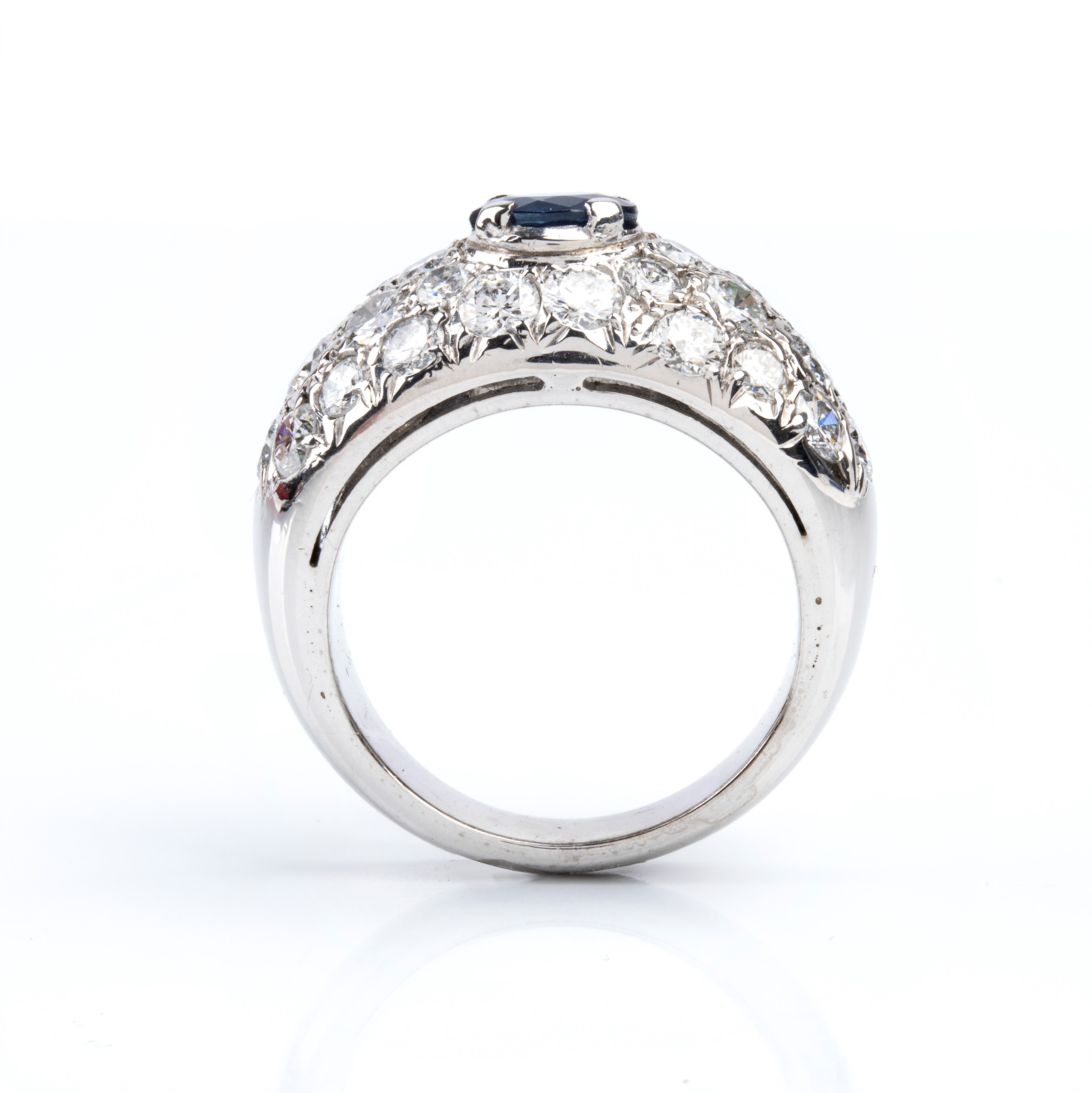 Anello a fascia in oro con zaffiro ovale e diamanti in pavé