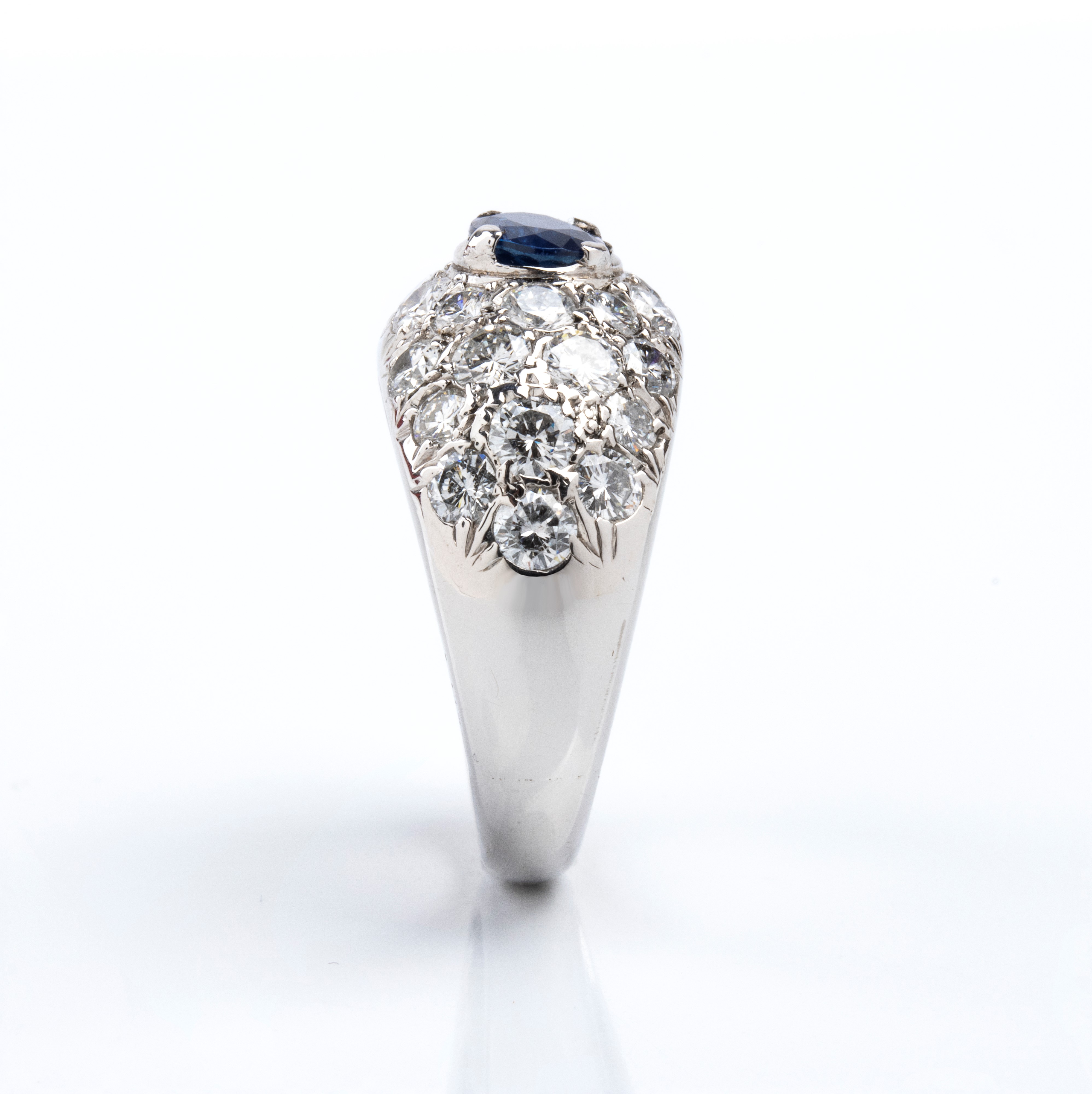 Anello a fascia in oro con zaffiro ovale e diamanti in pavé