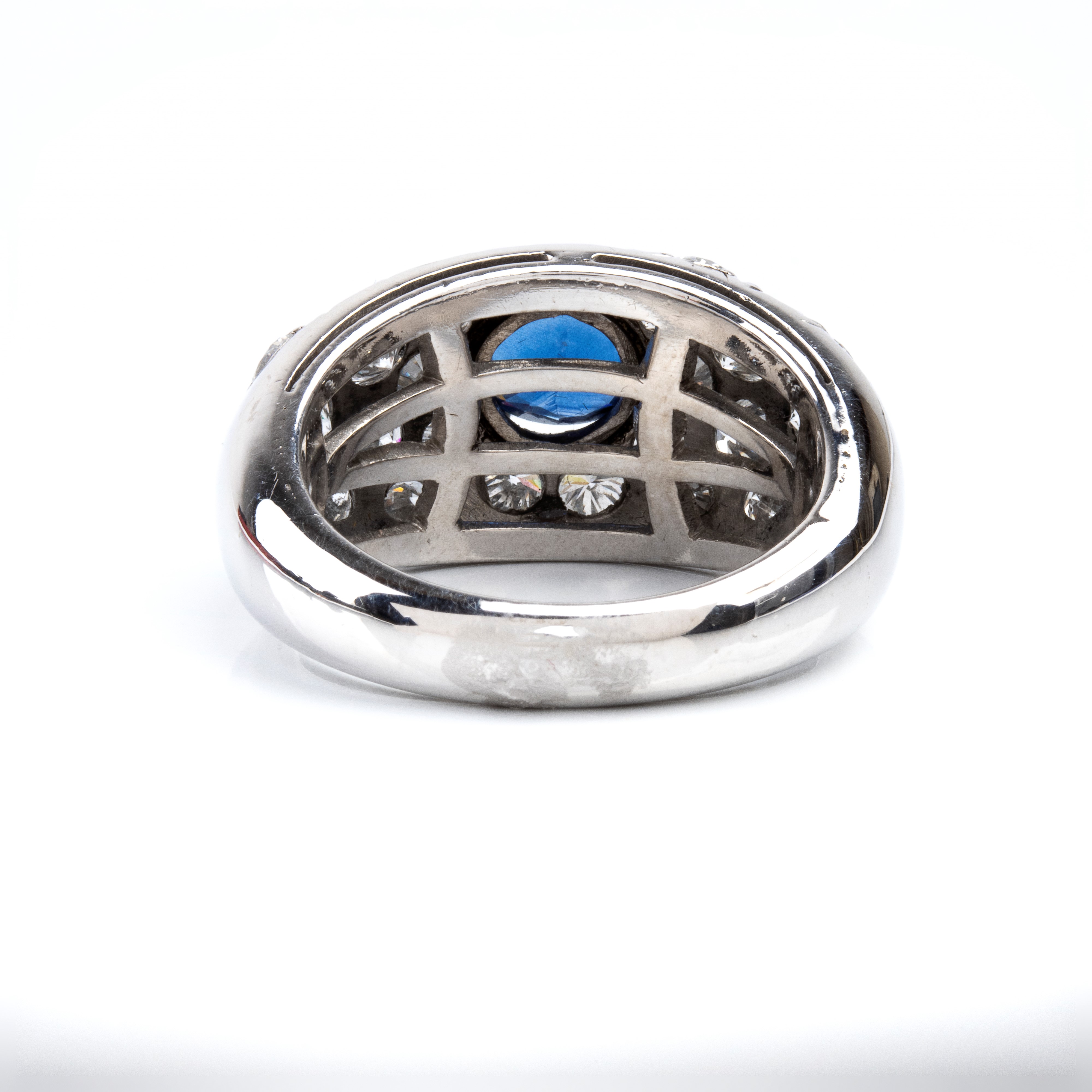 Anello a fascia in oro con zaffiro ovale e diamanti in pavé