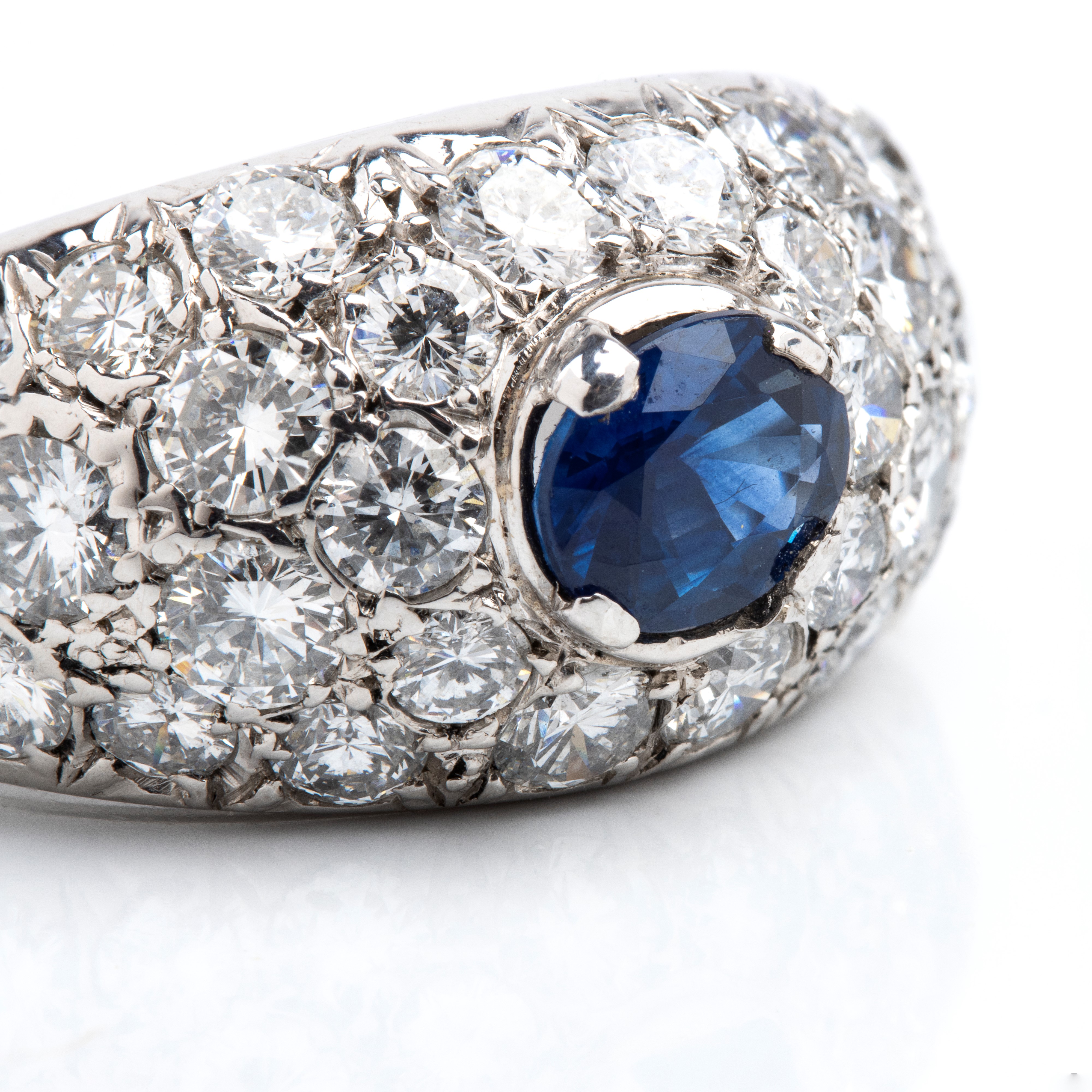 Anello a fascia in oro con zaffiro ovale e diamanti in pavé