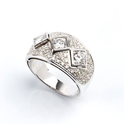 Anello a fascia in oro bianco 18k con pavè di diamanti