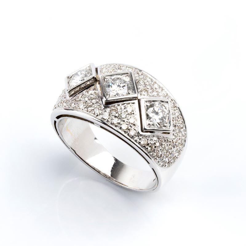 Anello a fascia in oro bianco 18k con pavè di diamanti