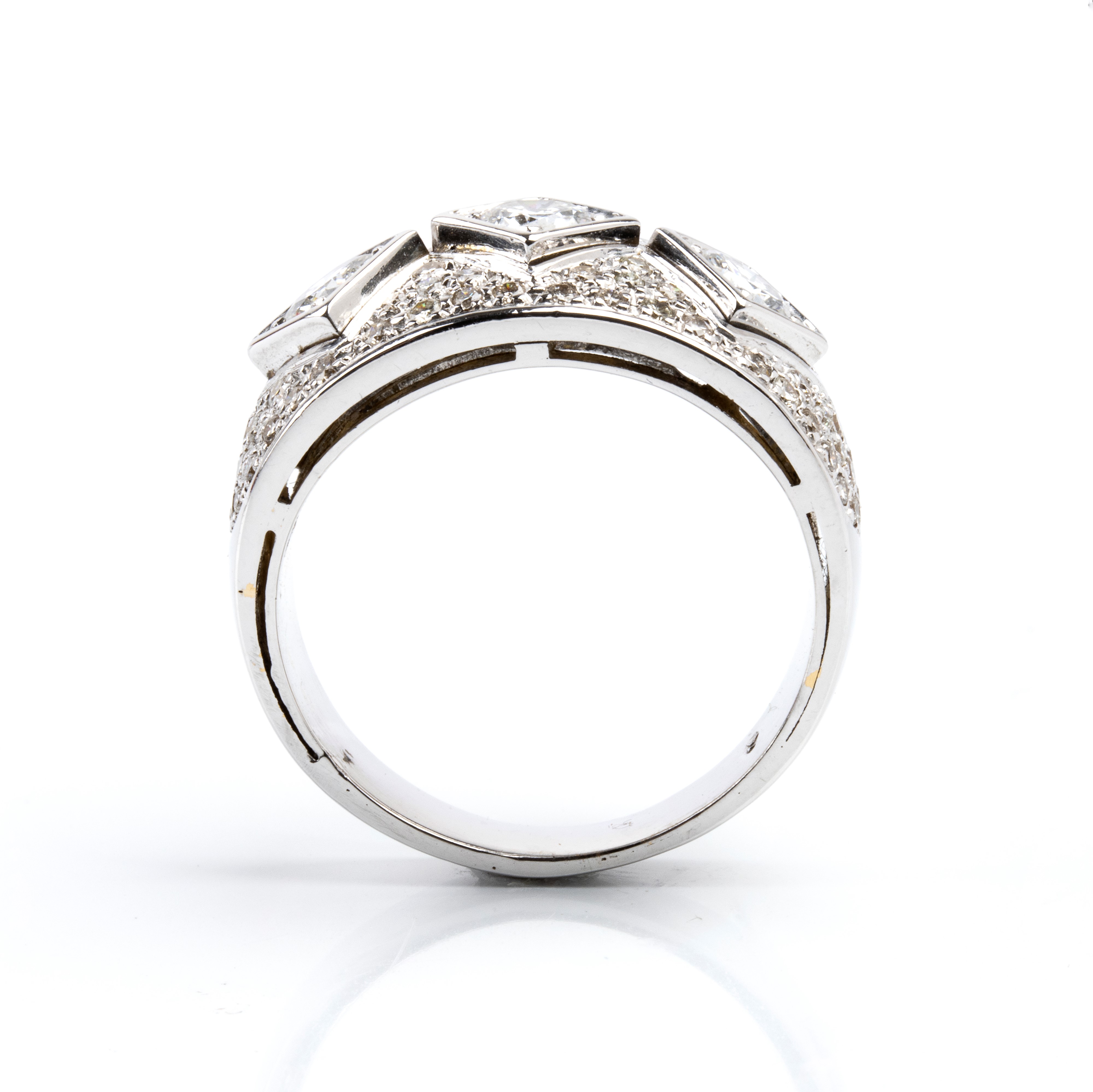 Anello a fascia in oro bianco 18k con pavè di diamanti