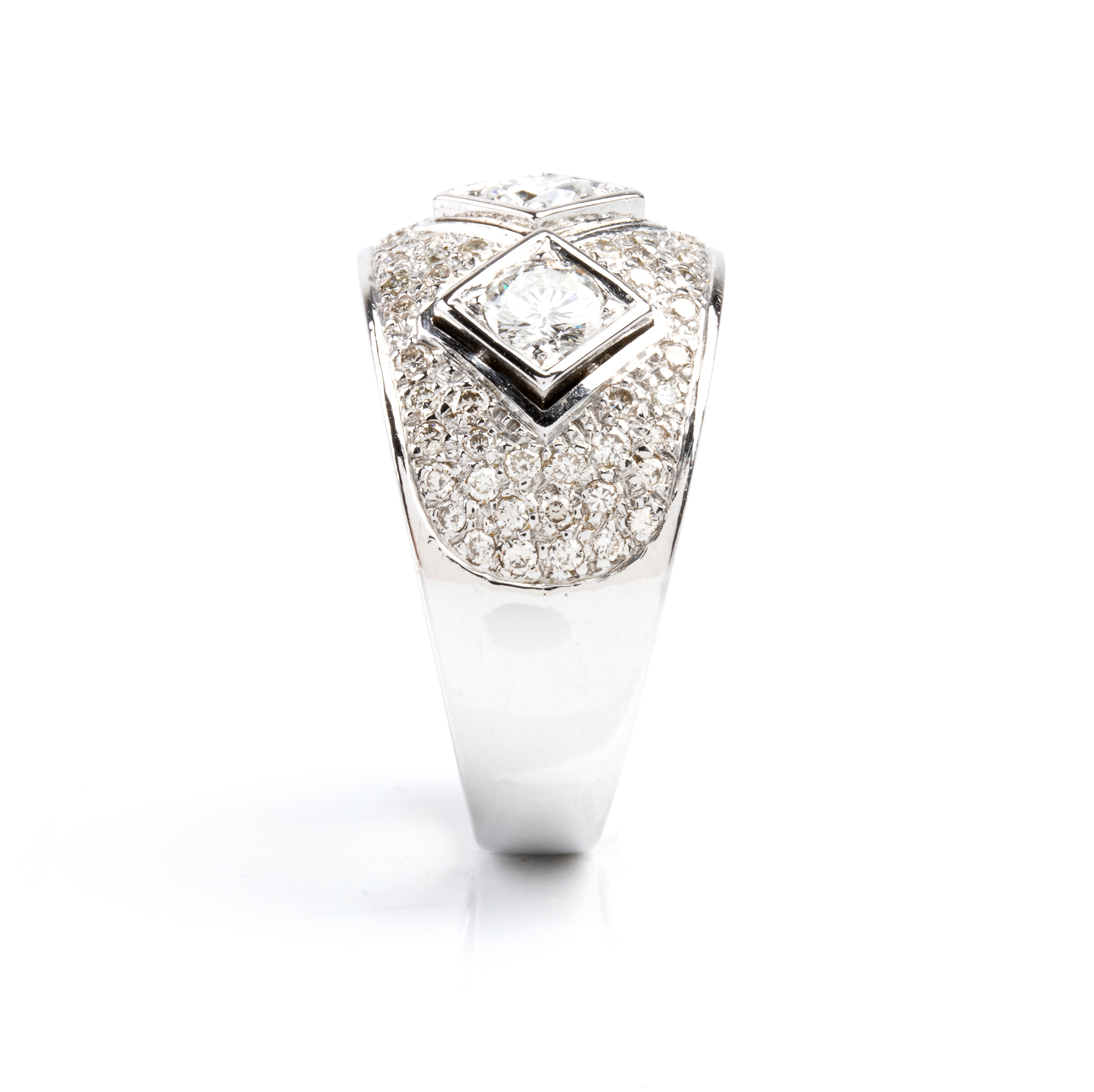Anello a fascia in oro bianco 18k con pavè di diamanti