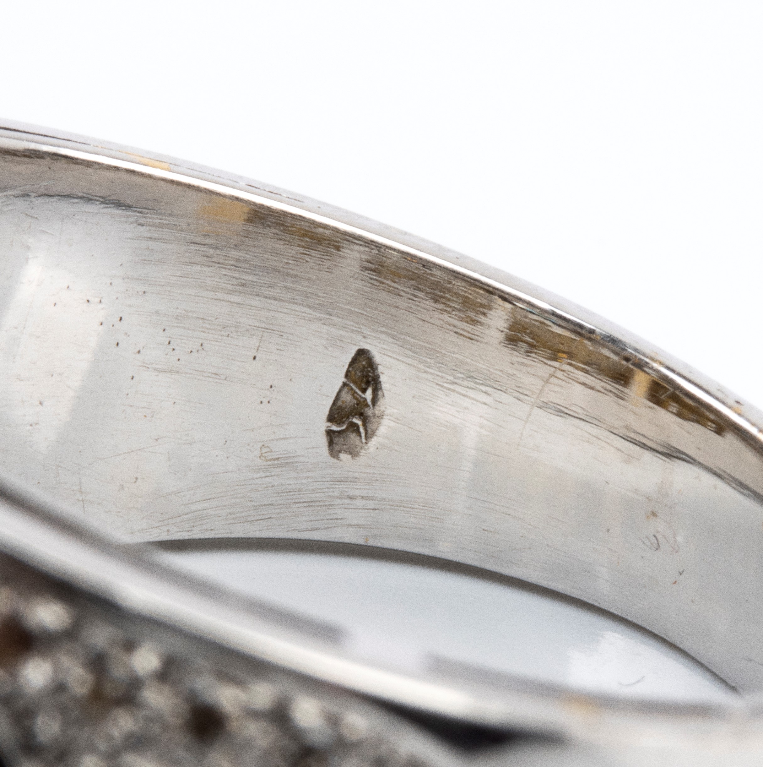 Anello a fascia in oro bianco 18k con pavè di diamanti